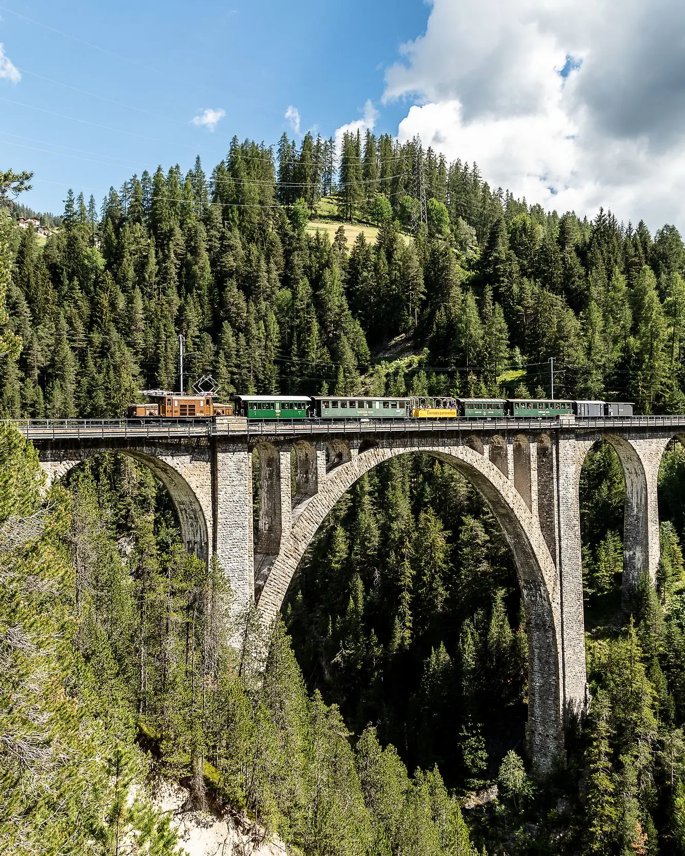 Der historische Zug mit dem RhB-Krokodil fährt über den Wiesnerviadukt.