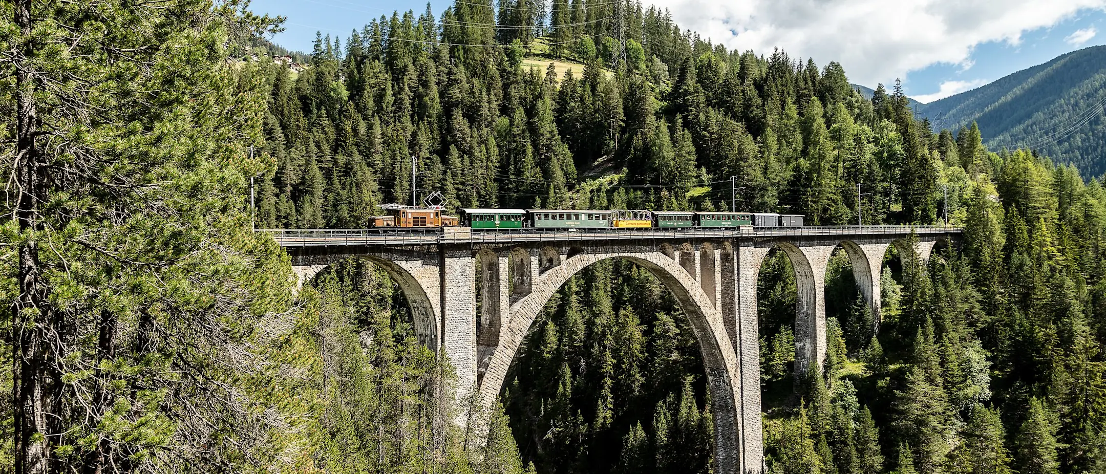 Der historische Zug mit dem RhB-Krokodil fährt über den Wiesnerviadukt.