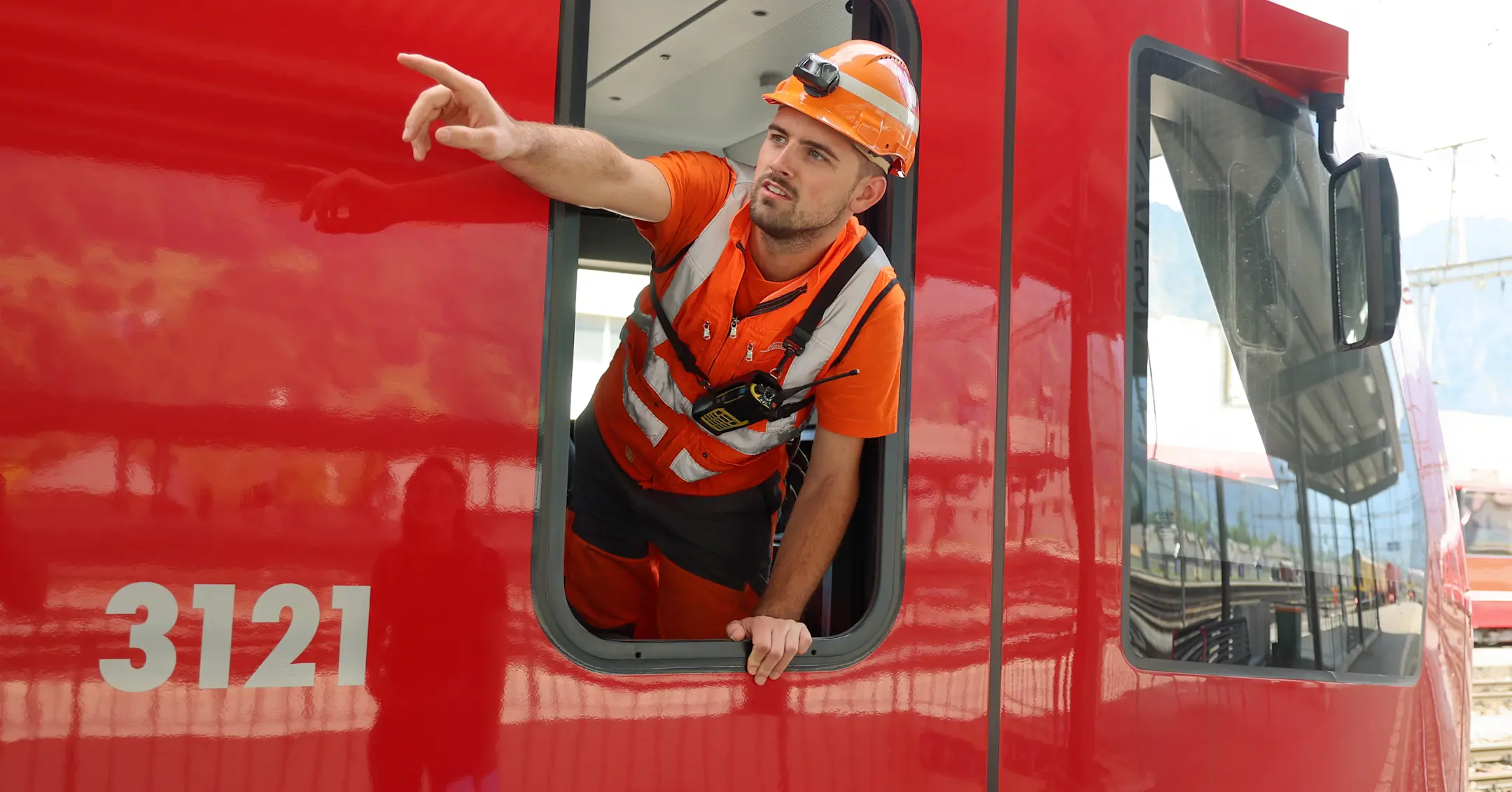 Ein Mitarbeiter der RhB aus dem Bereich Produktion im Führerstand eines Zuges