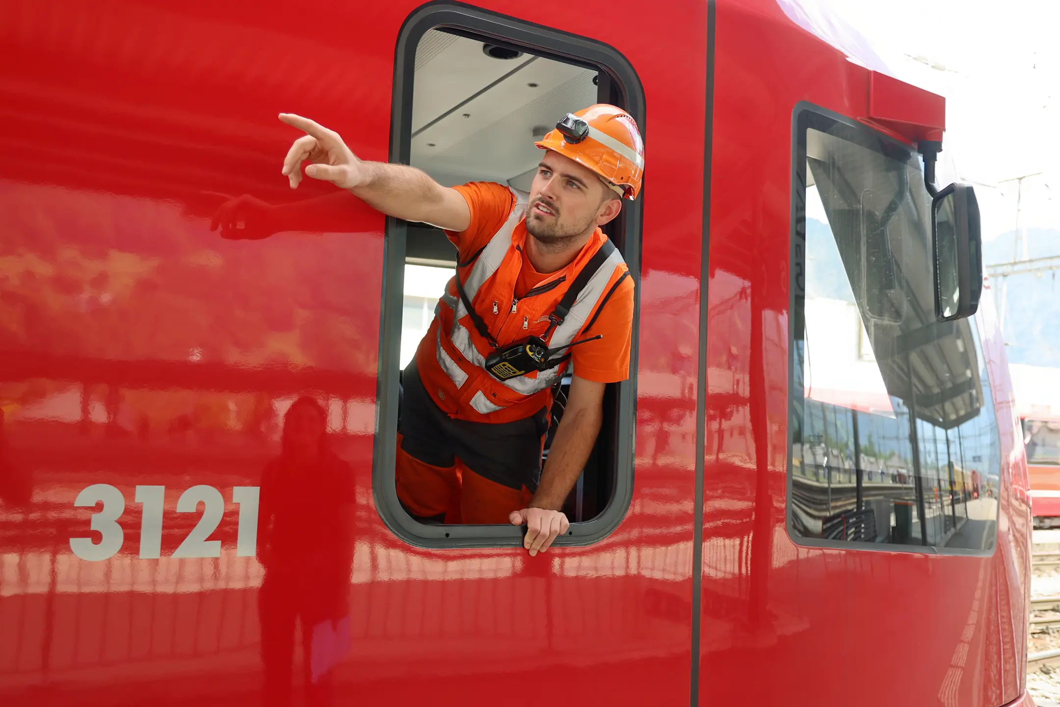 Ein Mitarbeiter der RhB aus dem Bereich Produktion im Führerstand eines Zuges