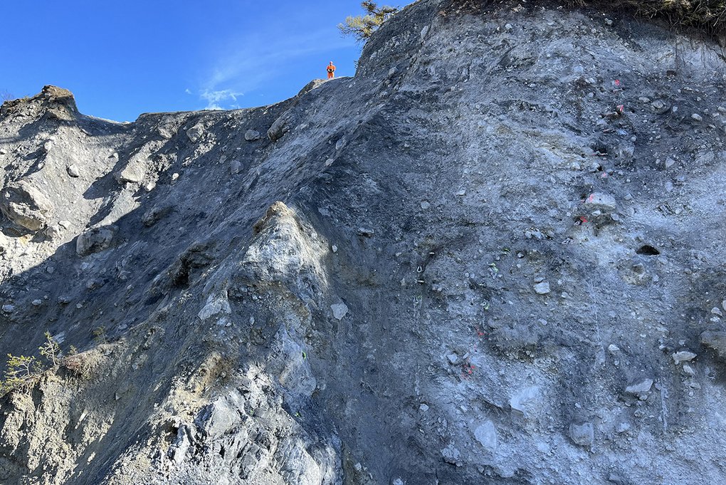 Der Felsblock wurde abgetragen und ist nun nicht mehr zu sehen. 