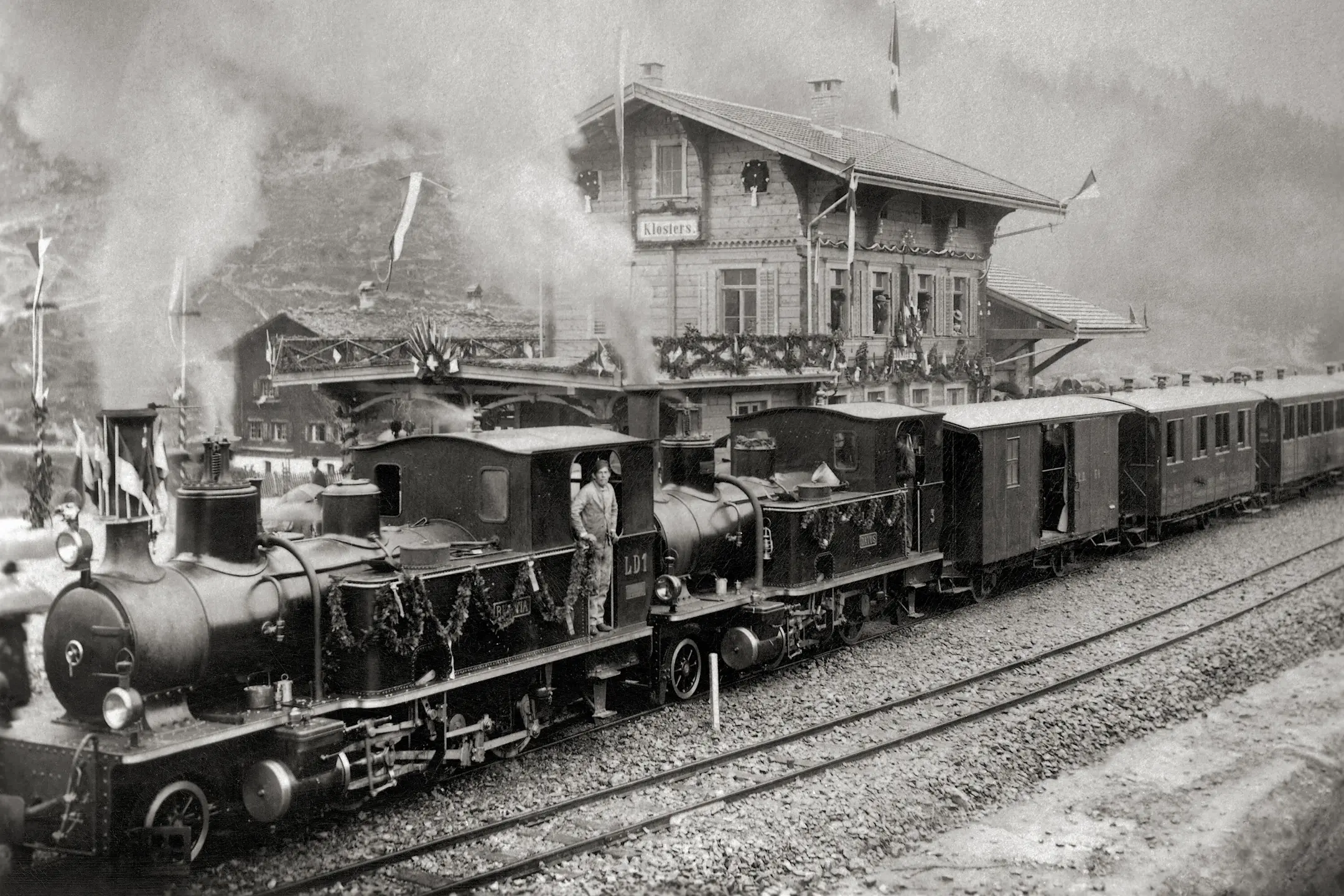 Einfahrt des Eröffnungszugs am 29. September 1889 am Bahnhof Klosters, zehn Tage vor fahrplanmässigem Betriebsbeginn.