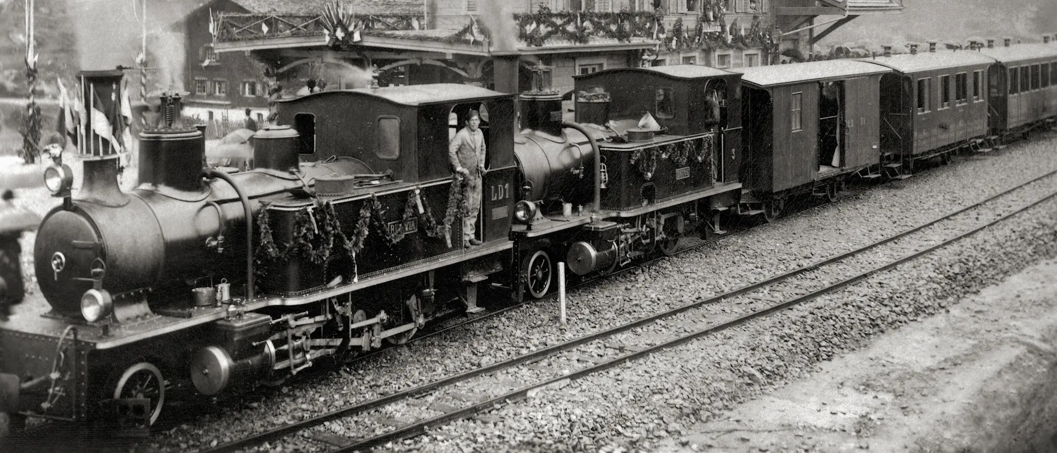 Einfahrt des Eröffnungszugs am 29. September 1889 am Bahnhof Klosters, zehn Tage vor fahrplanmässigem Betriebsbeginn.