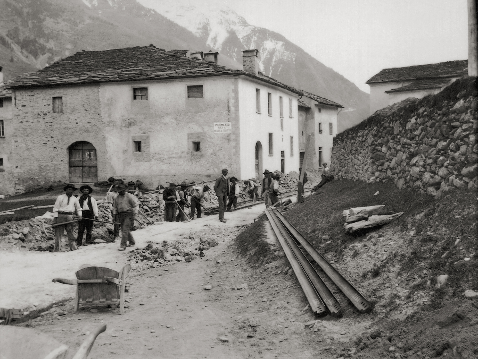Railway track laying in Poschiavo on the road from St. Antonio, around 1907/1908.