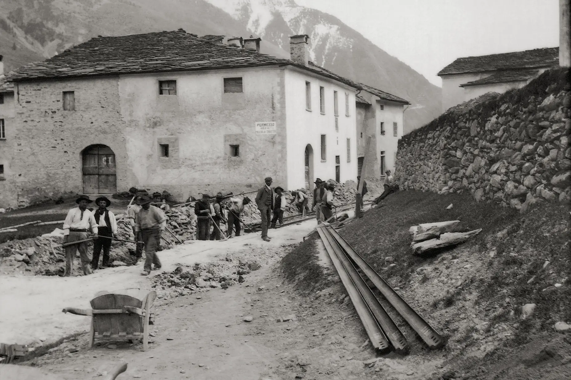 Schienenverlegung im Puschlav in der Strasse von St. Antonio, etwa um 1907/1908.