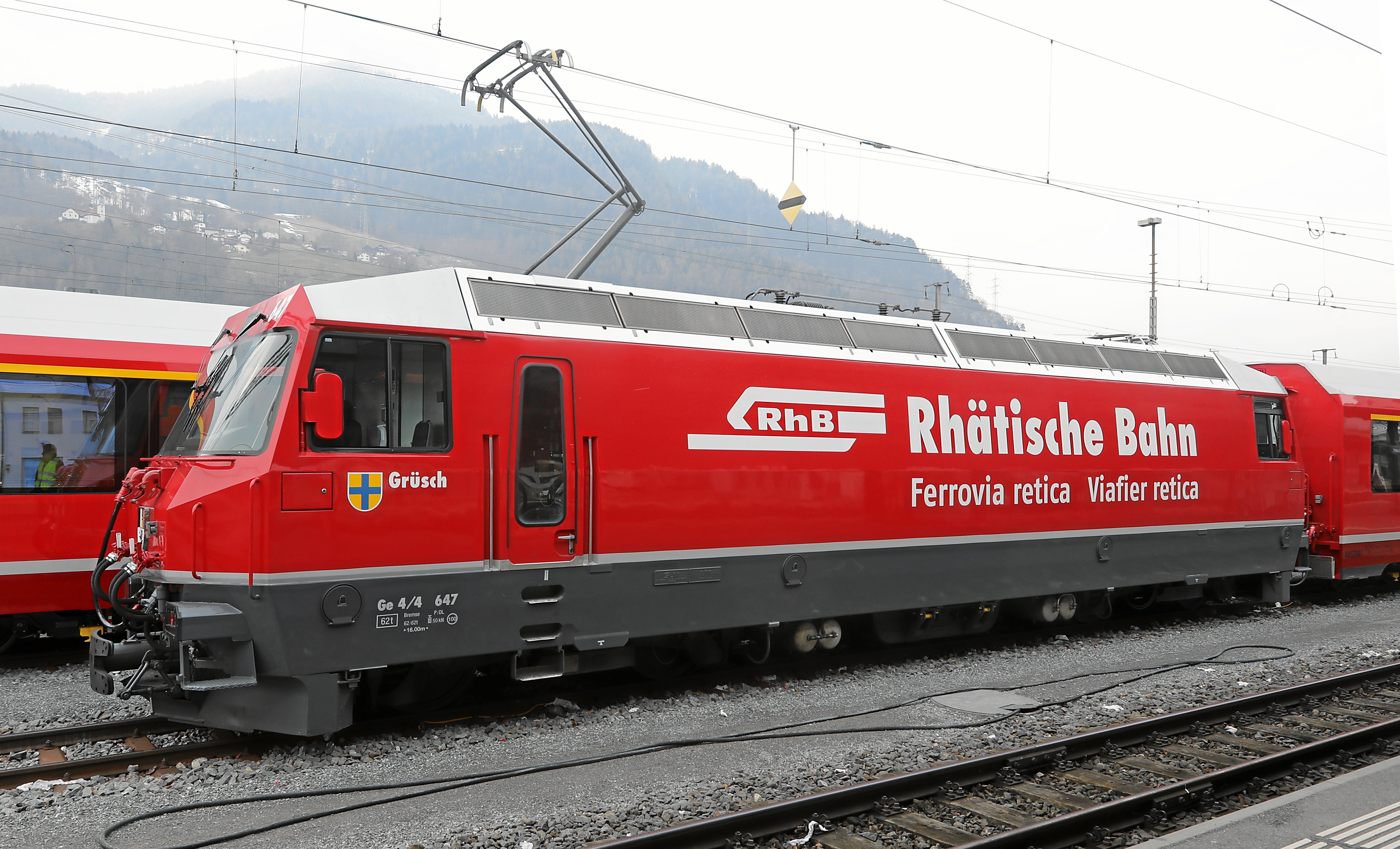 Die RhB-Lokomotive mit dem Namen Grüsch steht am Bahnhof