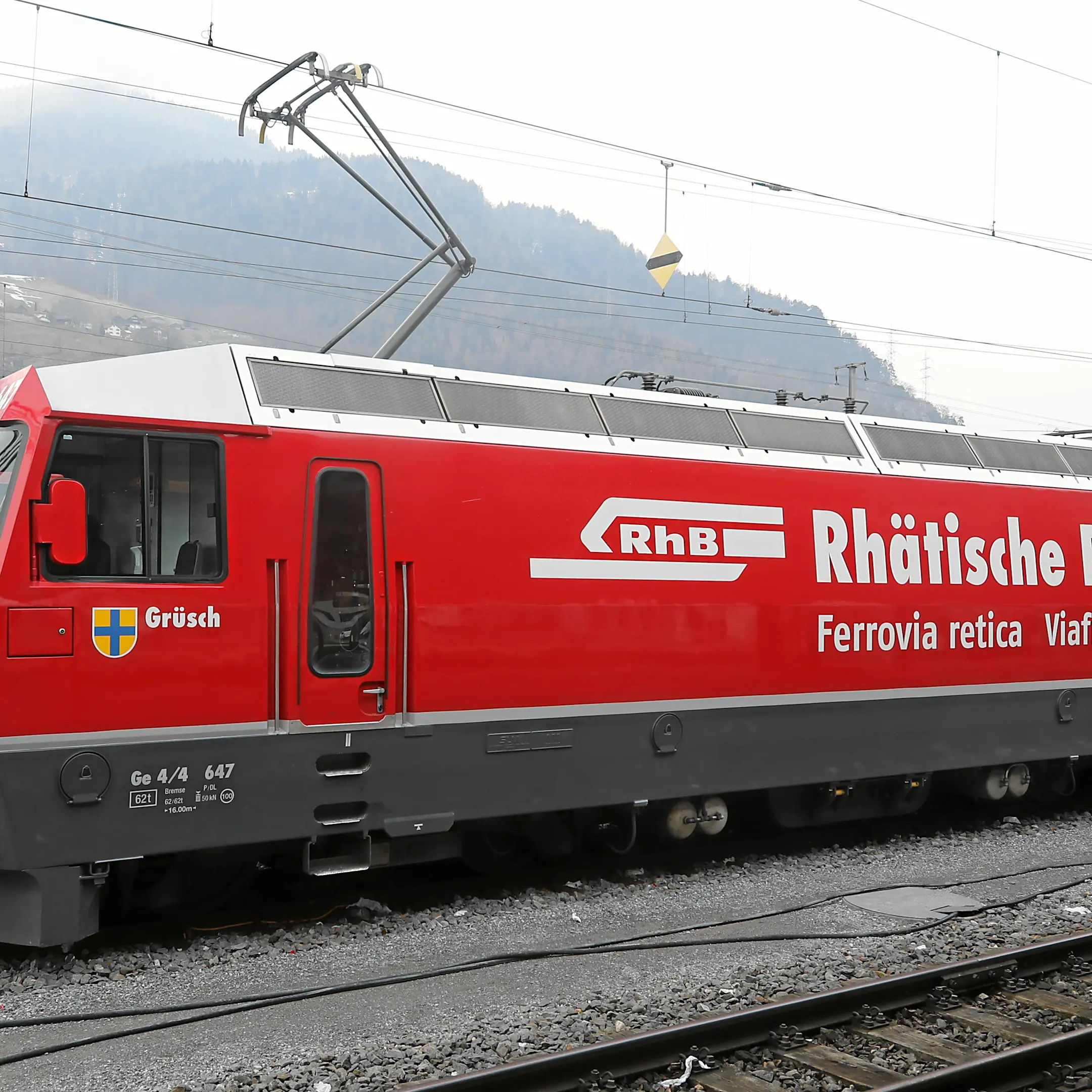Die RhB-Lokomotive mit dem Namen Grüsch steht am Bahnhof