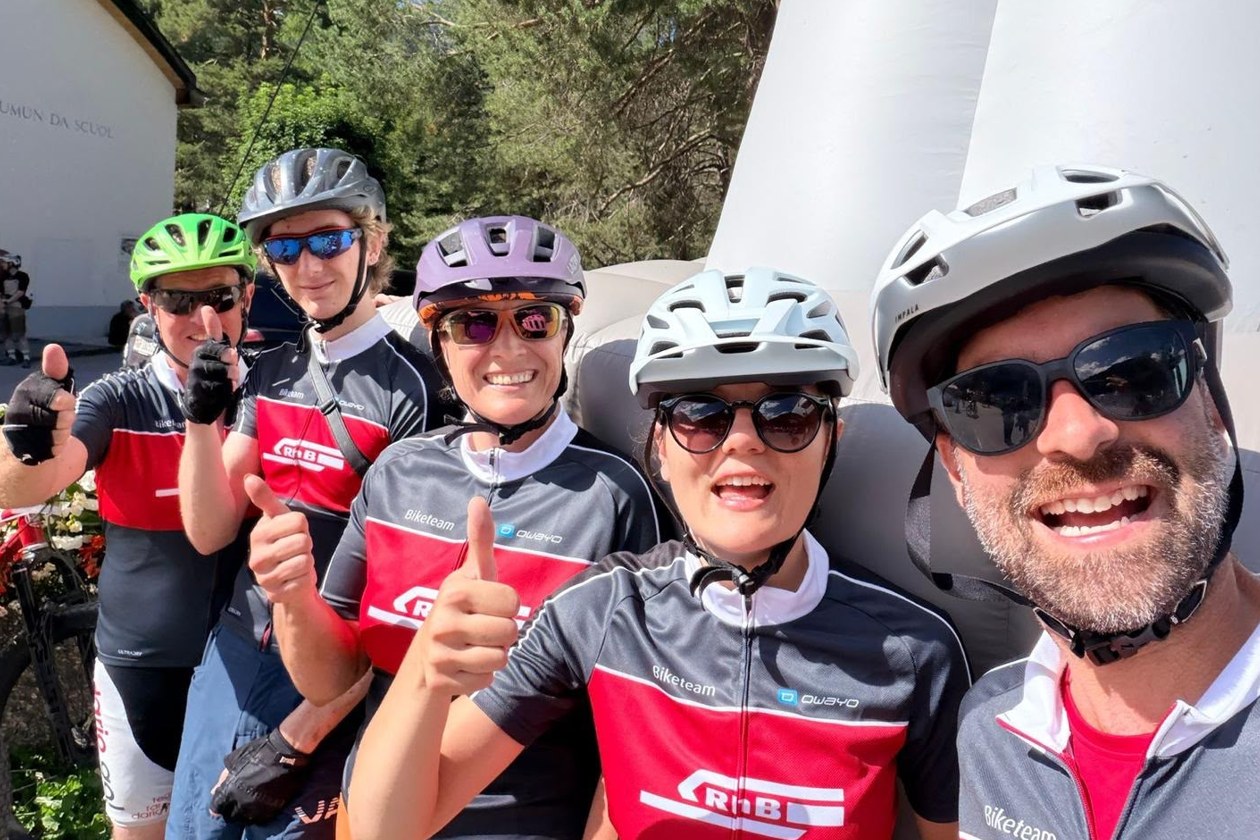 5 Mitarbeitende der RhB mit Velohelm am Engadin Bike Marathon