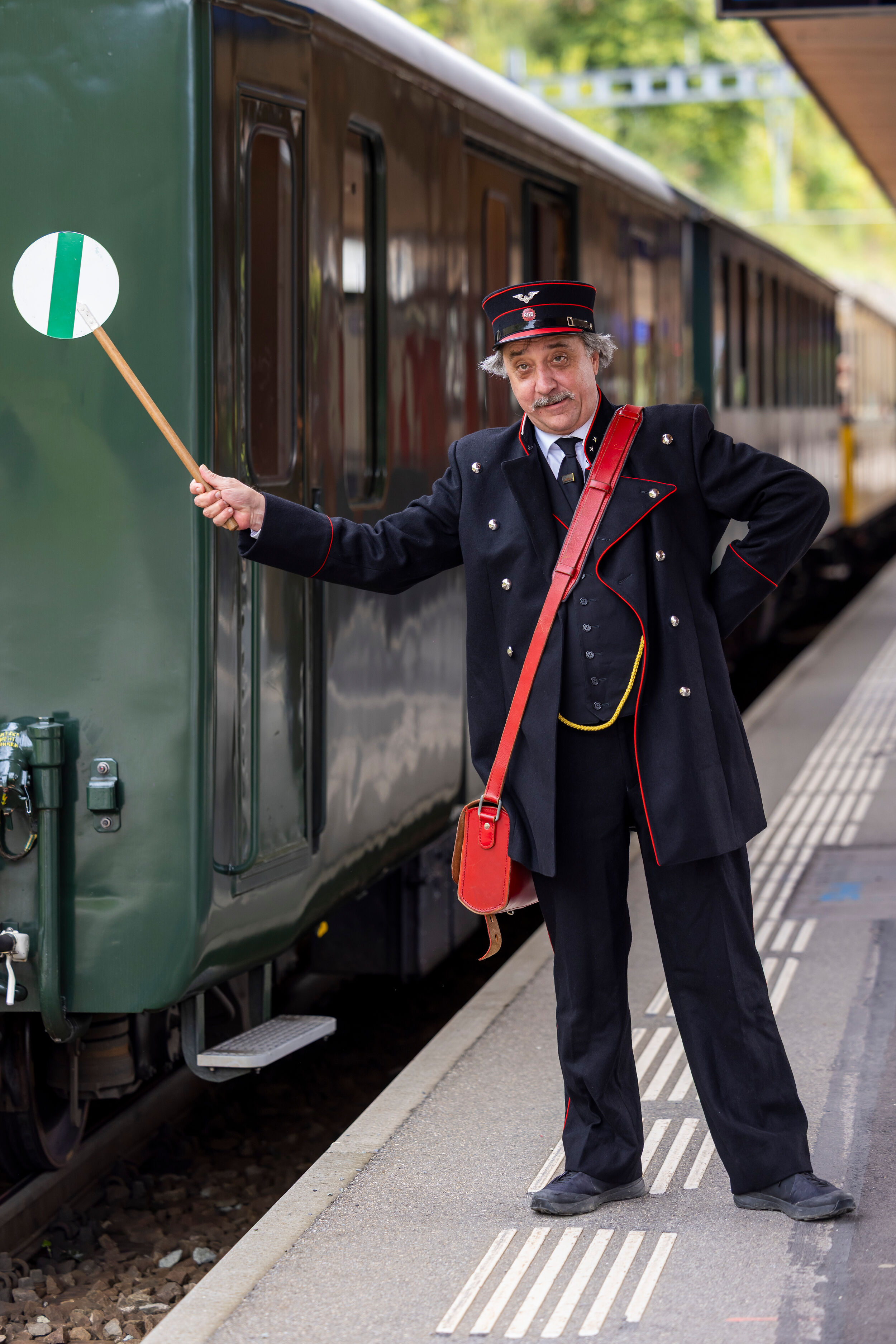 Clà Ferrovia is standing on the platform. 
