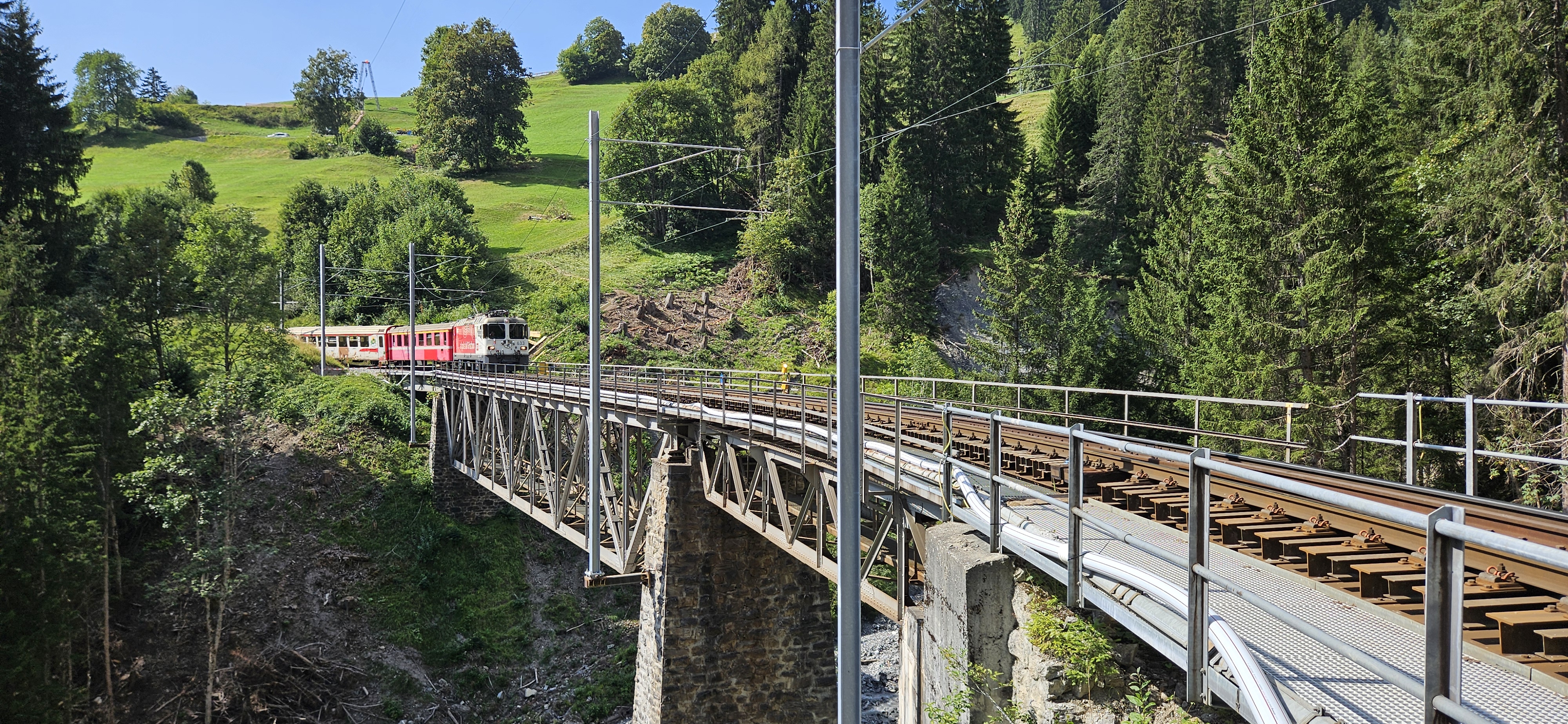 Ein Zug der Rhätischen Bahn (RhB) fährt über die Frauentobelbrücke.