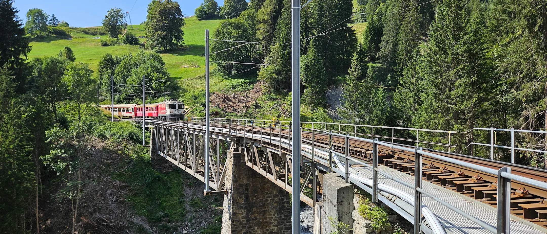 Ein Zug der Rhätischen Bahn (RhB) fährt über die Frauentobelbrücke.