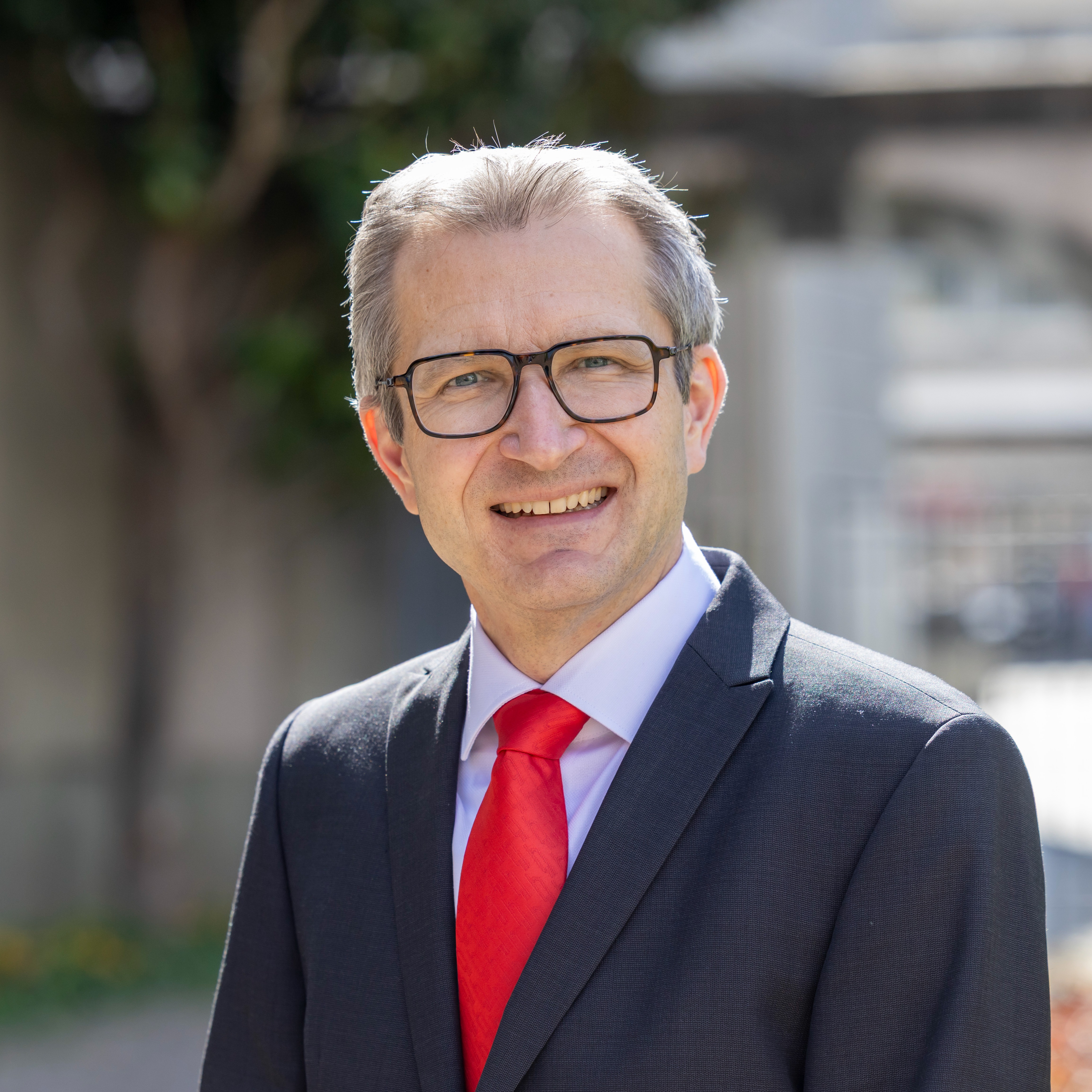 Stefan Kreuzmann - Geschäftsleitung mit roter Krawatte