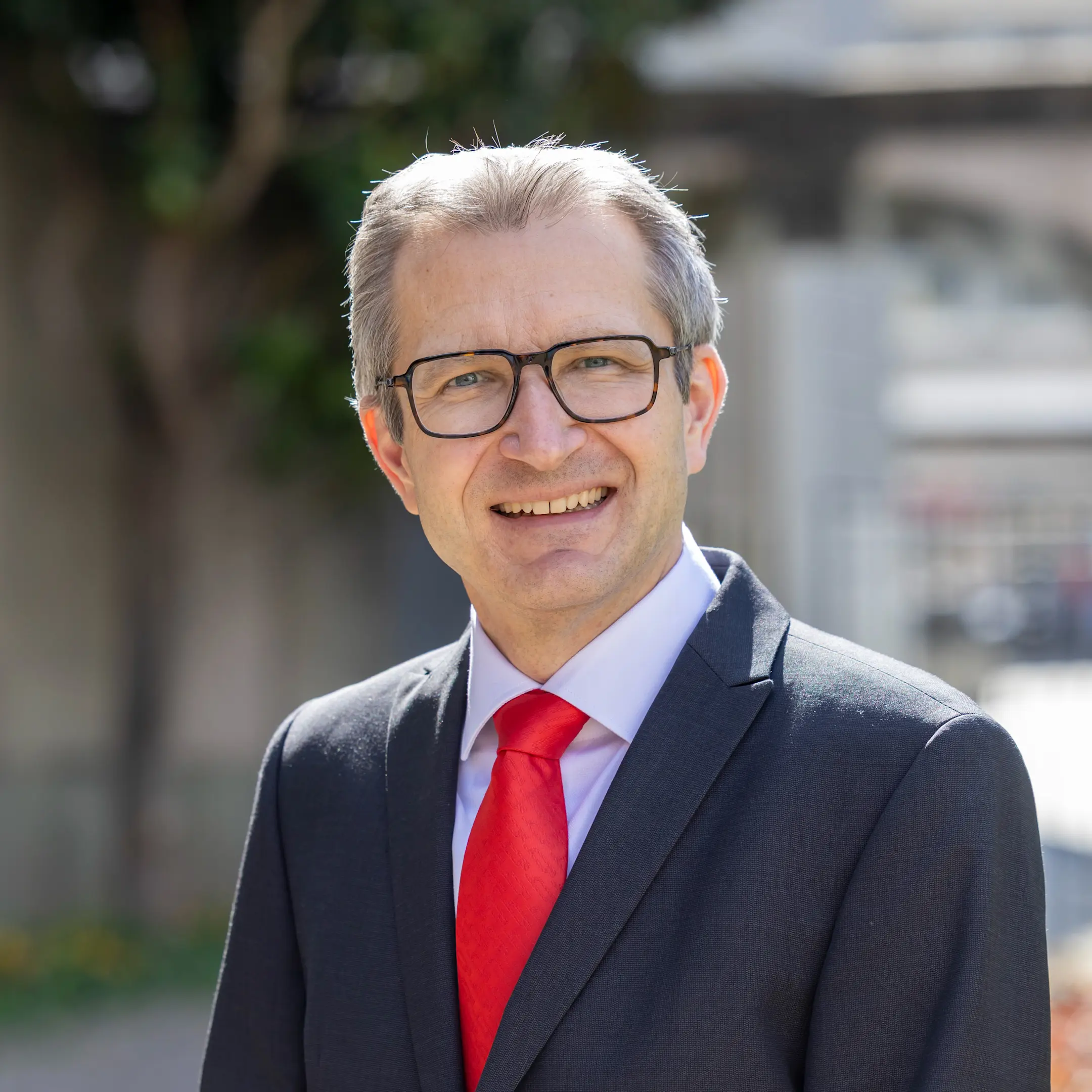 Stefan Kreuzmann - Geschäftsleitung mit roter Krawatte