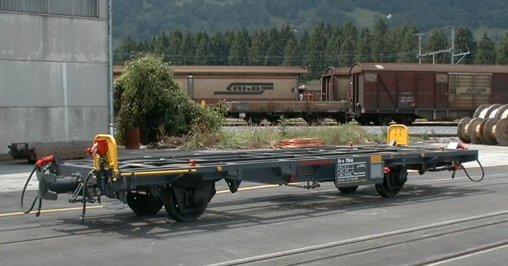 Container-Tragwagen der RhB vom Typ «Lb-v» ohne Container
