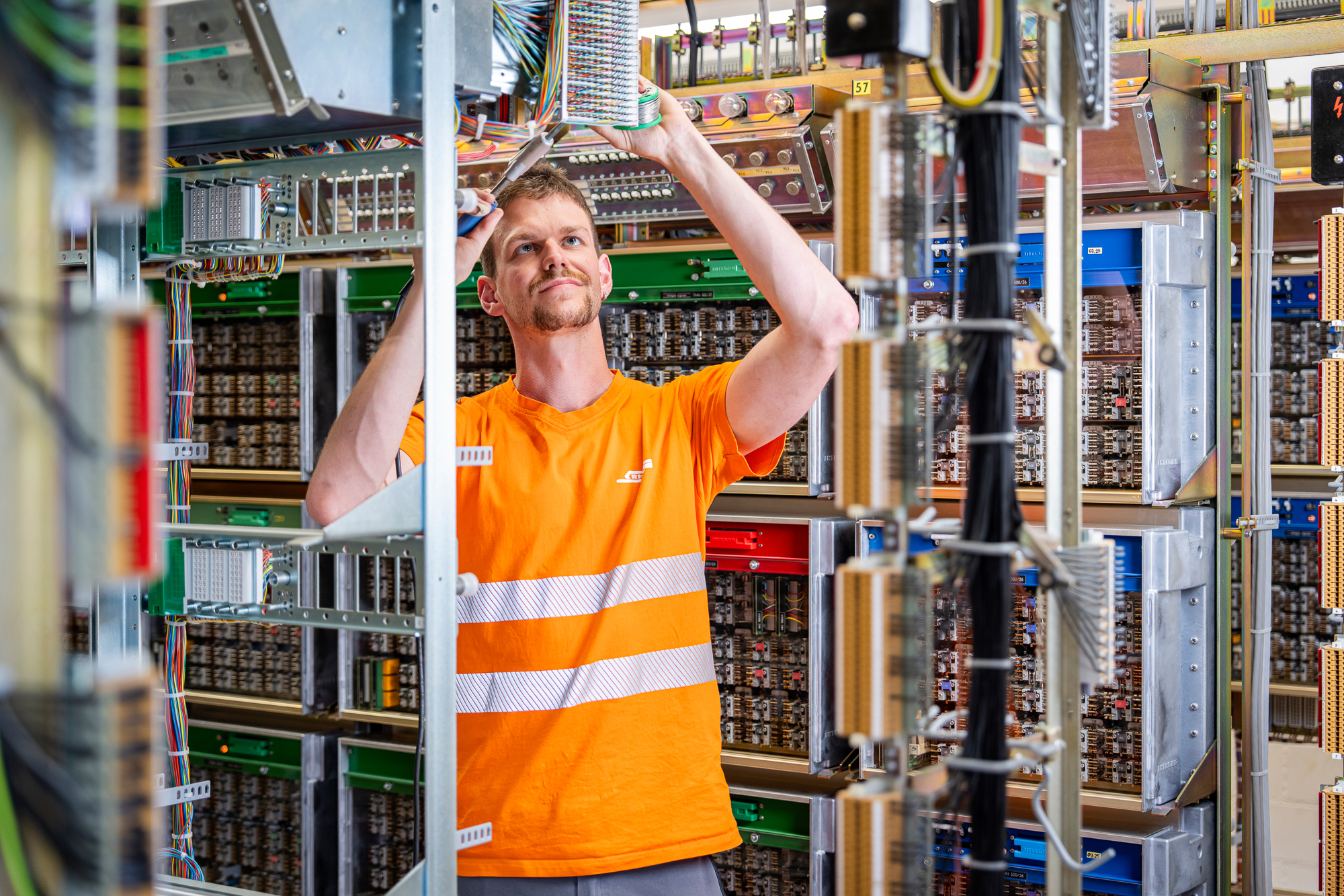 Ein Elektromonteur bei der Arbeit im Stellwerk