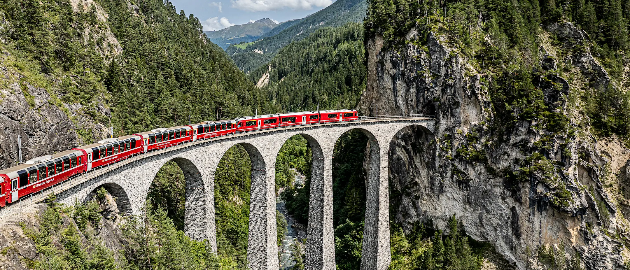 Der Bernina Express fährt im Sommer auf dem Landwasserviadukt