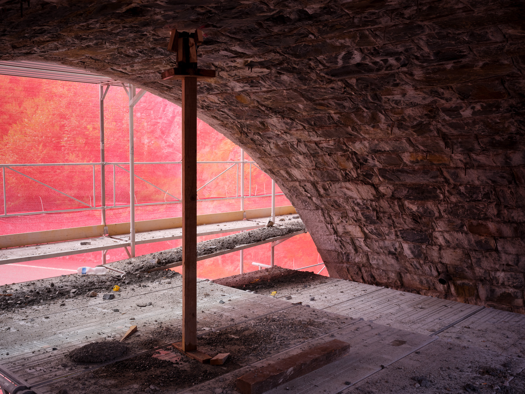 Innenansicht eines sanierten Tunnelgewölbes mit provisorischer Stützkonstruktion im Rahmen der Normalbauweise.
