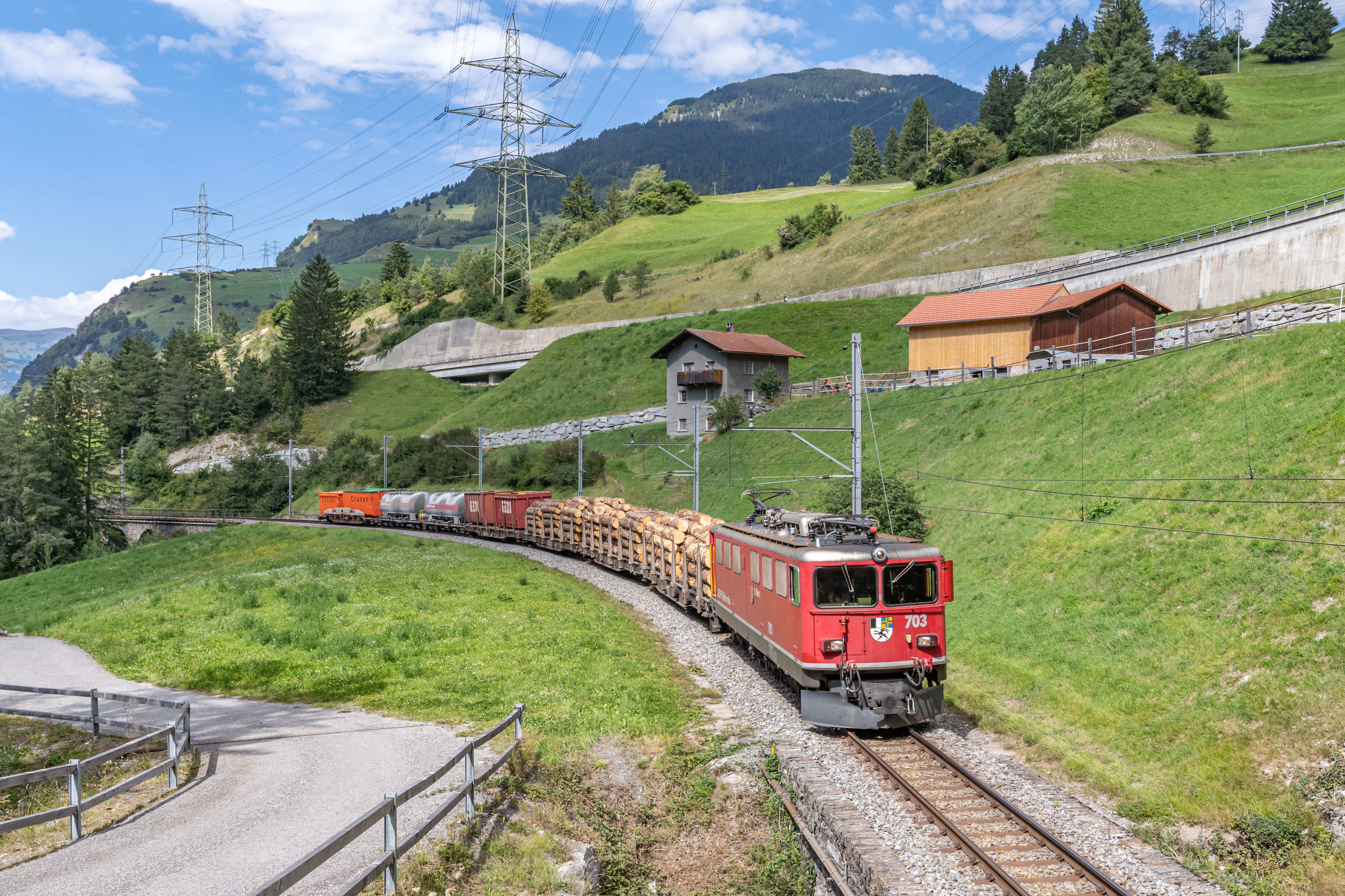 Güterzug der RhB im Albulatal im Sommer mit Containern, Holz und Kesselwagen