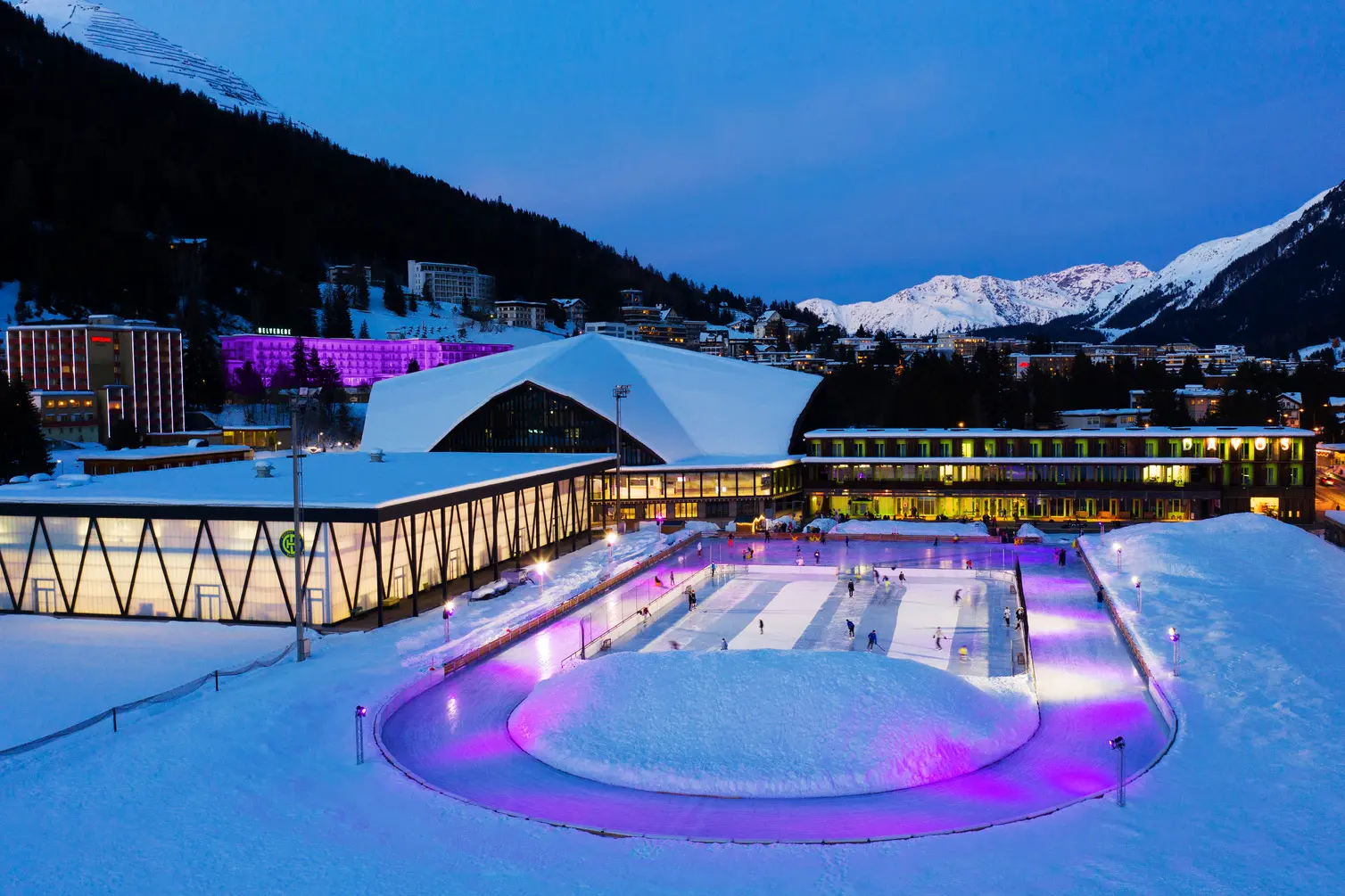 Eingebettet in die Berglandschaft liegt die Eisbahn Davos. Im Hintergrund ist das Hockeystadion zu sehen.