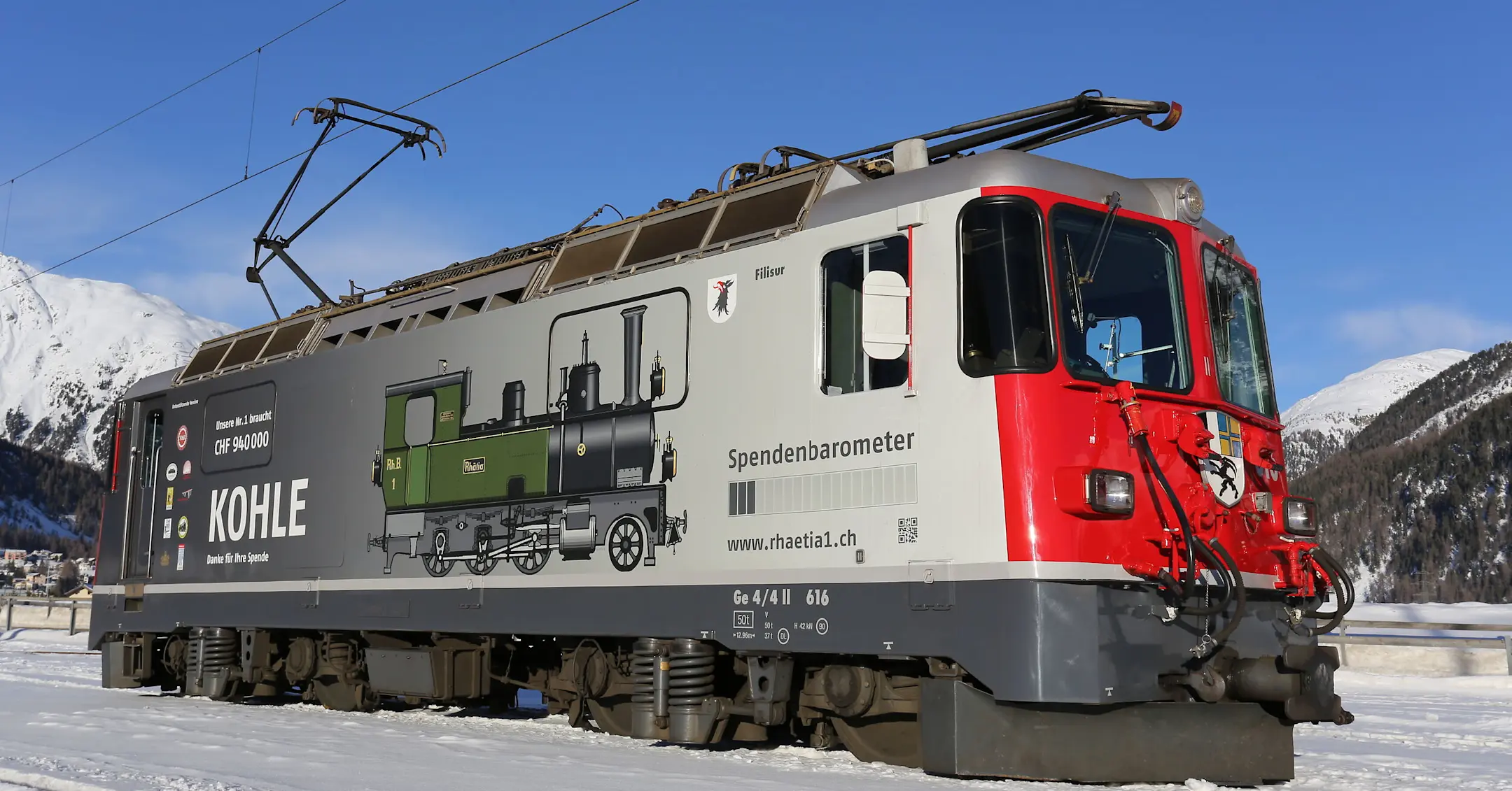 Eine Lokomotive der RhB wurde mit einer Folie beklebt, die zum Spenden aufruft.