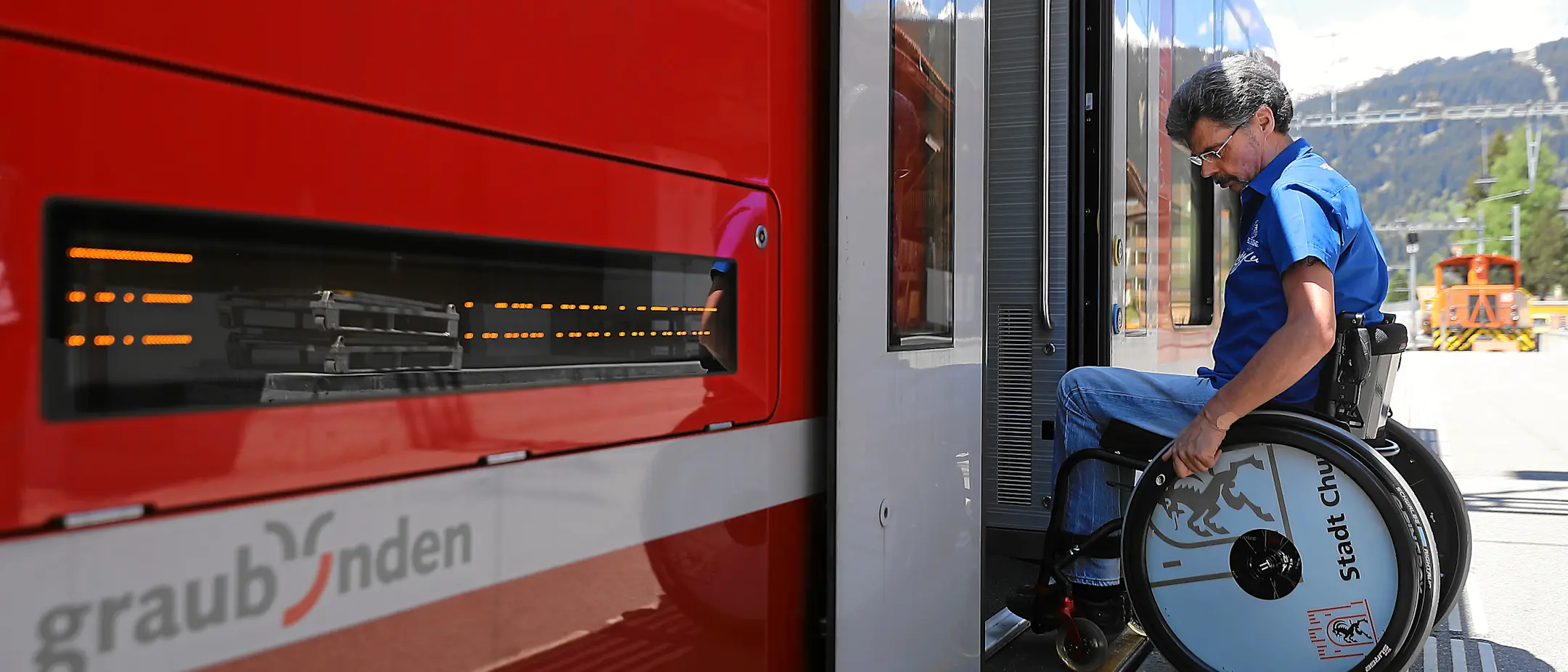 Reisender mit eingeschränkter Mobilität auf der Albulalinie unterwegs, BehiG