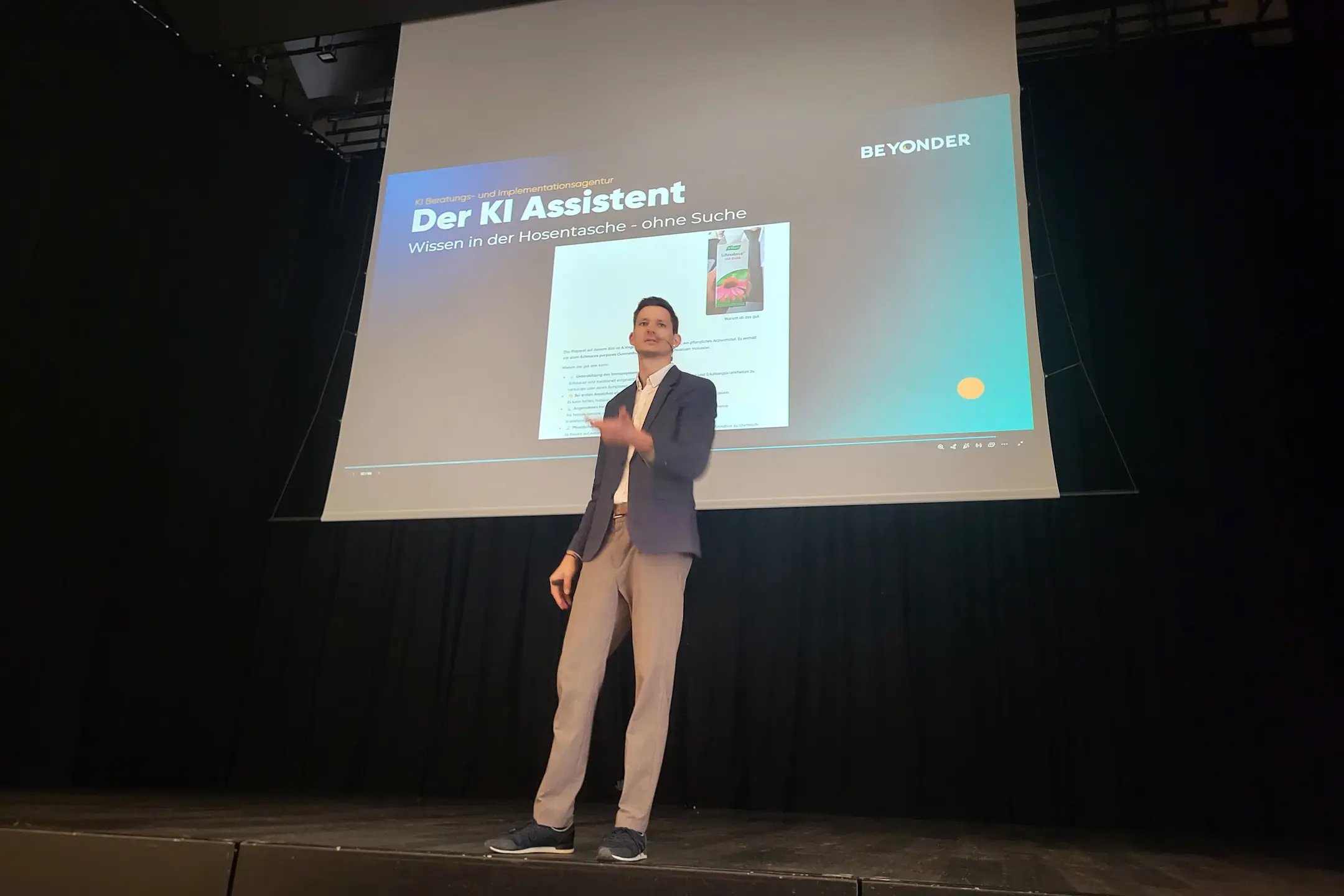Lunchforum zur künstlichen Intelligenz mit David Henzmann von Beyonder auf der Bühne