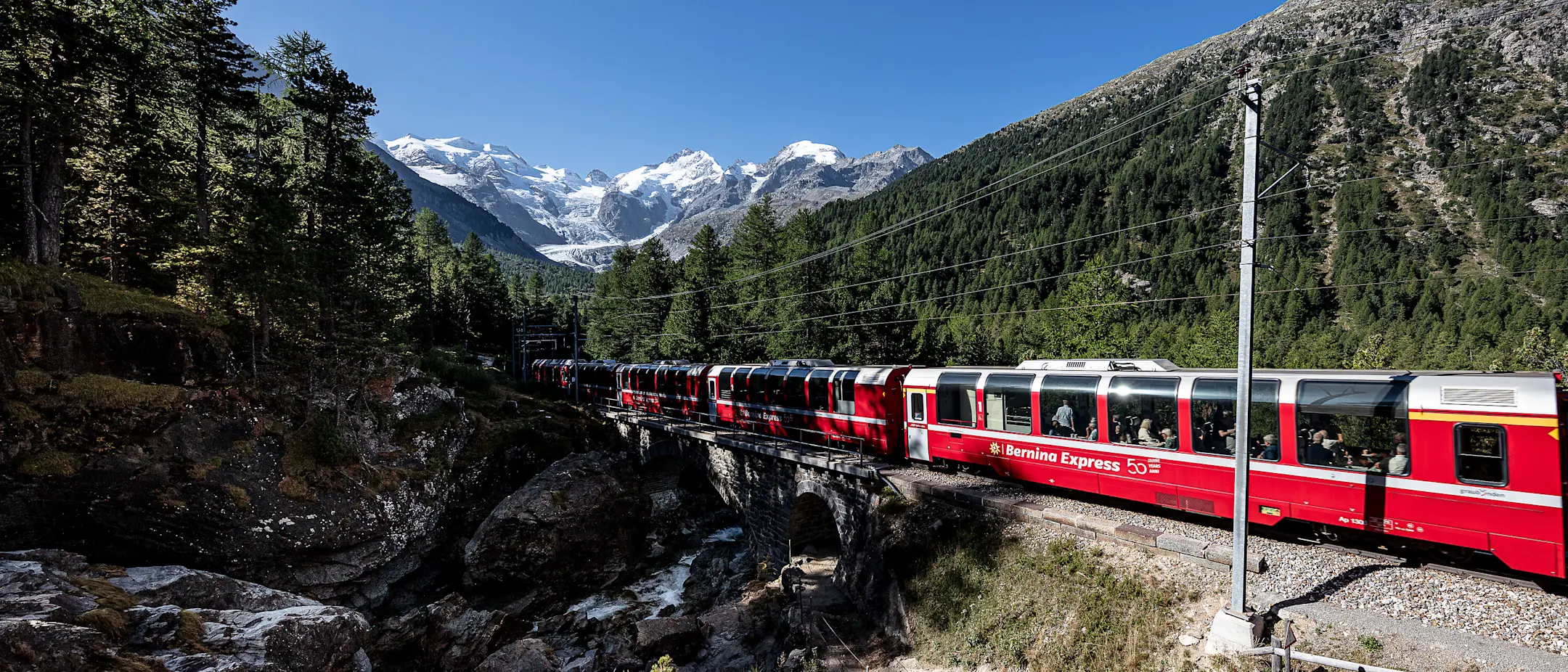 Panoramazug Bernina Express bei Morteratsch mit dem Morteratschgletscher im Hintergrund.