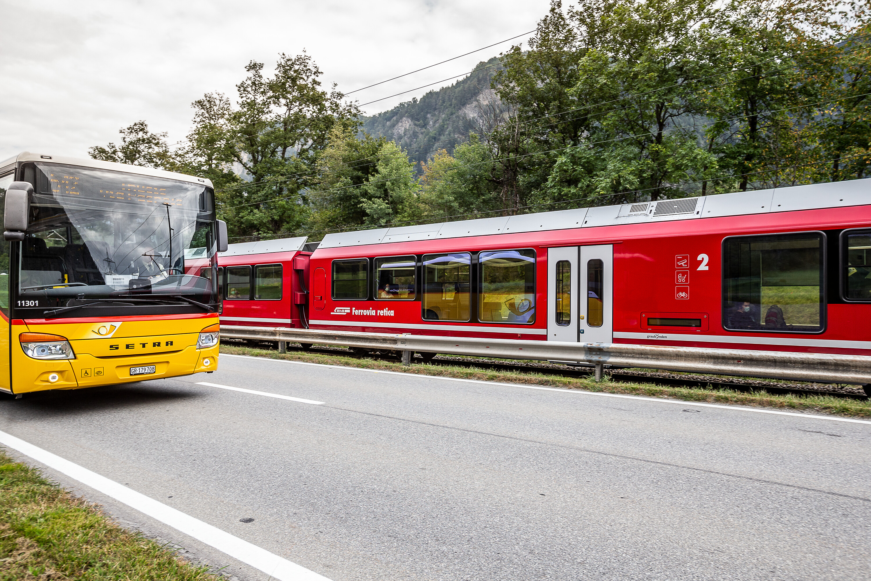 Vorortzug und Postauto bei Rhäzüns, öV-Partner Graubünden