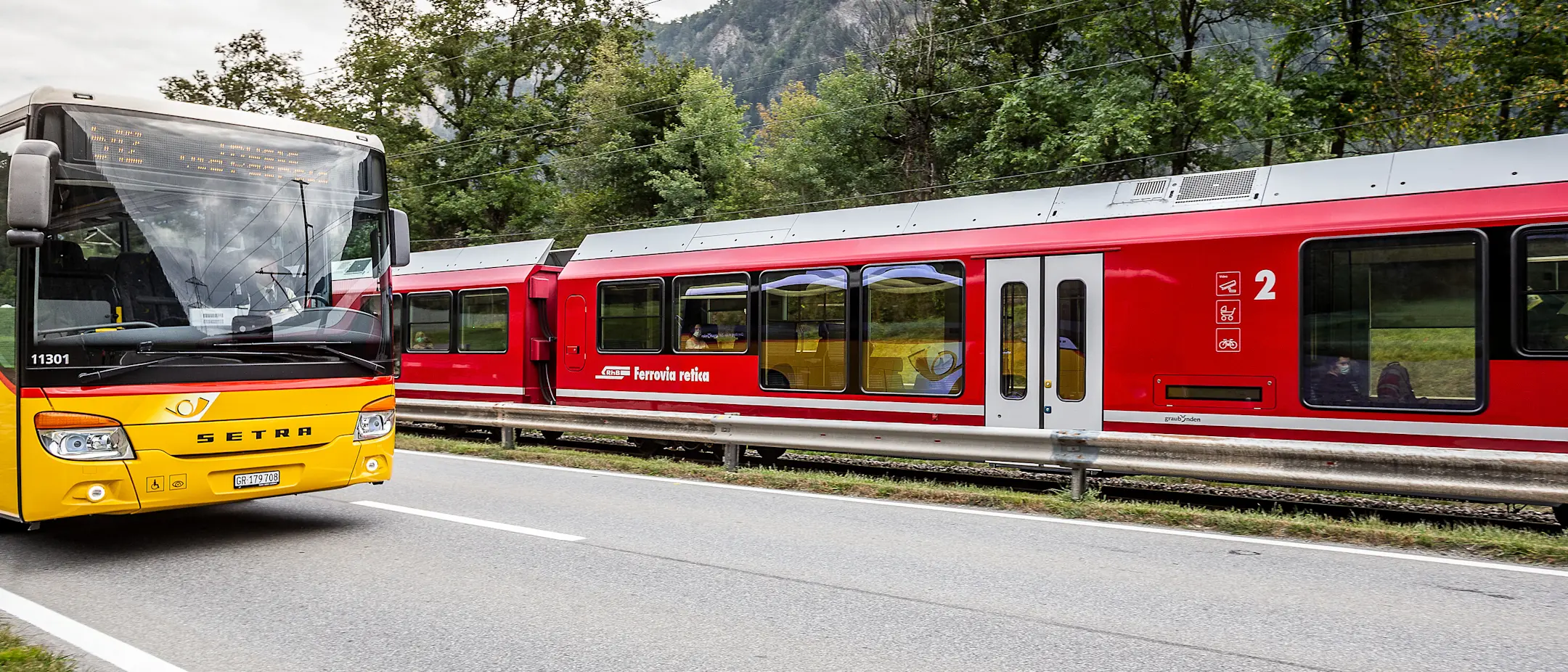 Vorortzug und Postauto bei Rhäzüns, öV-Partner Graubünden