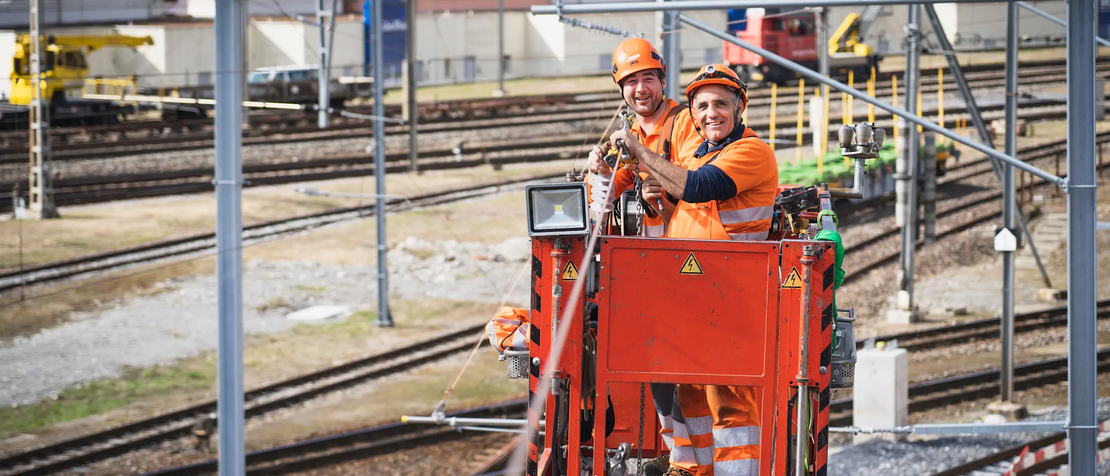 Zwei Fahrleitungsmonteure bei der Arbeit