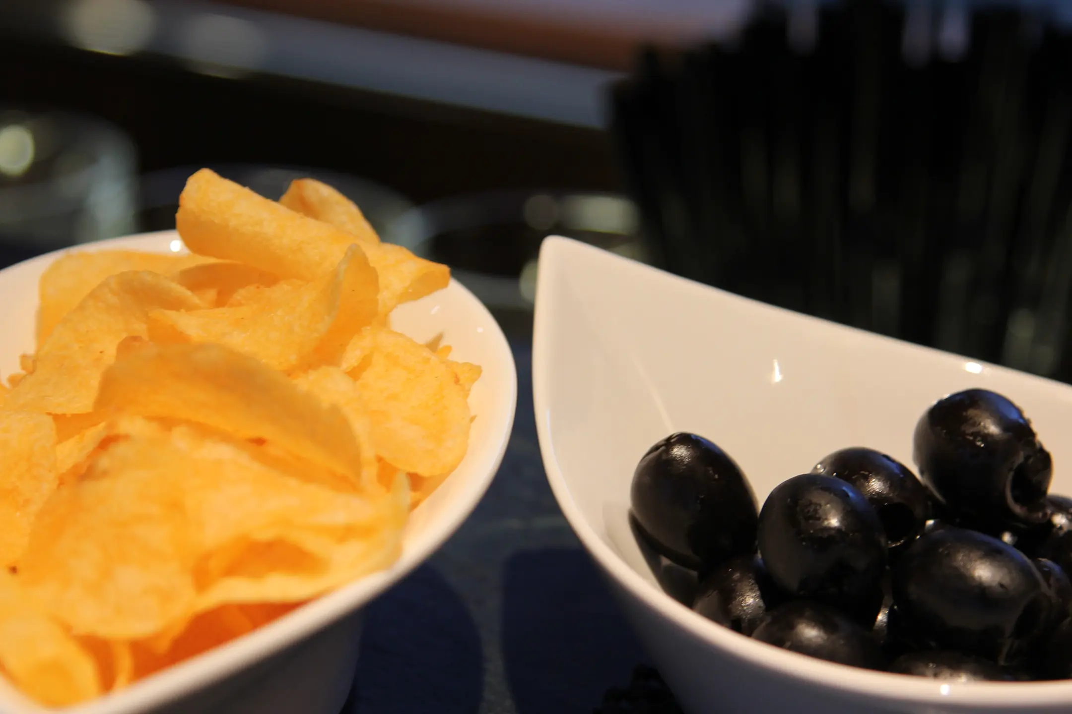 Apéro Snacks im Piano Bar Wagen der Rhätischen Bahn