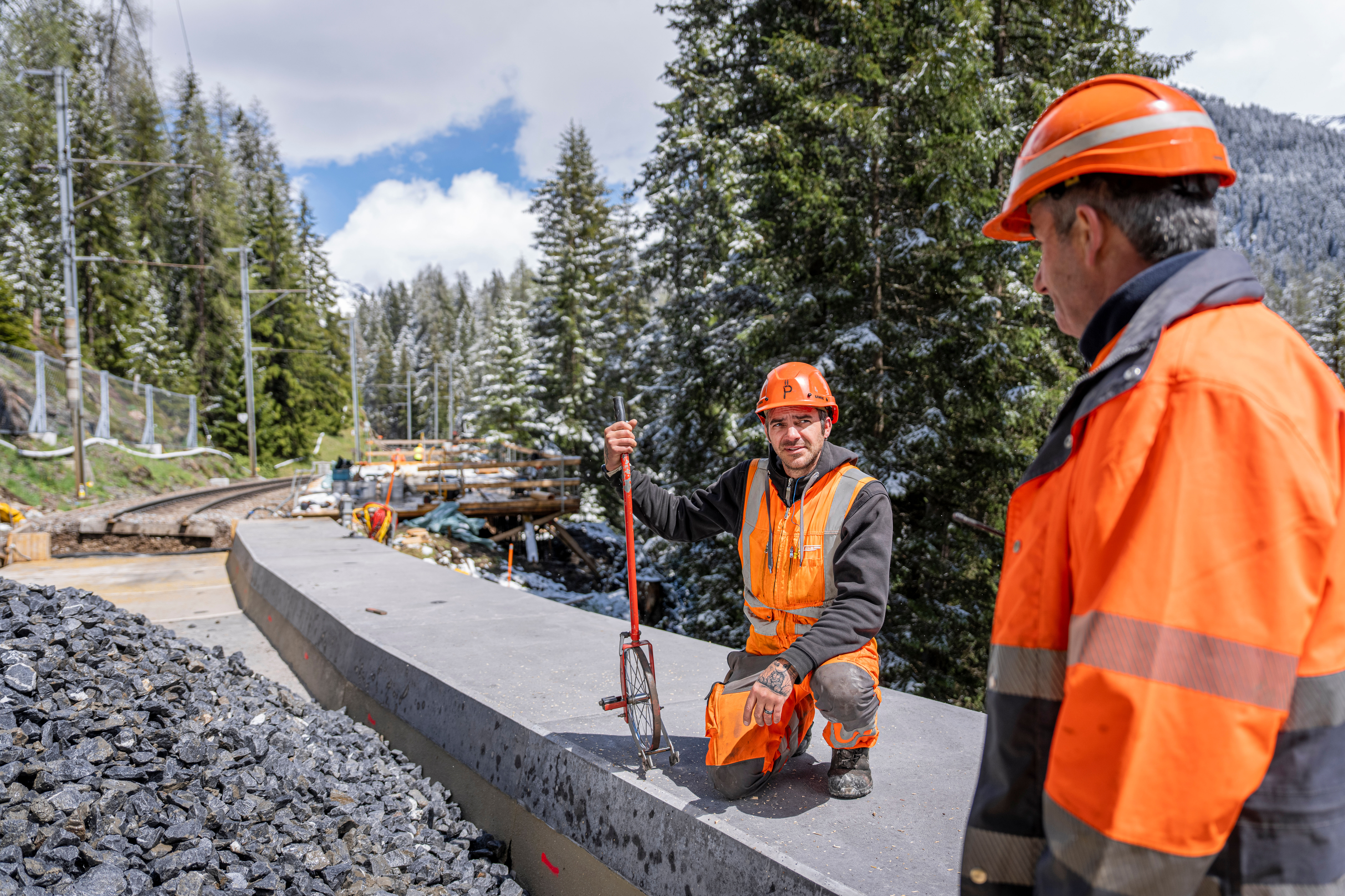 Mitarbeiter Gleisbau Davos bei der Arbeit