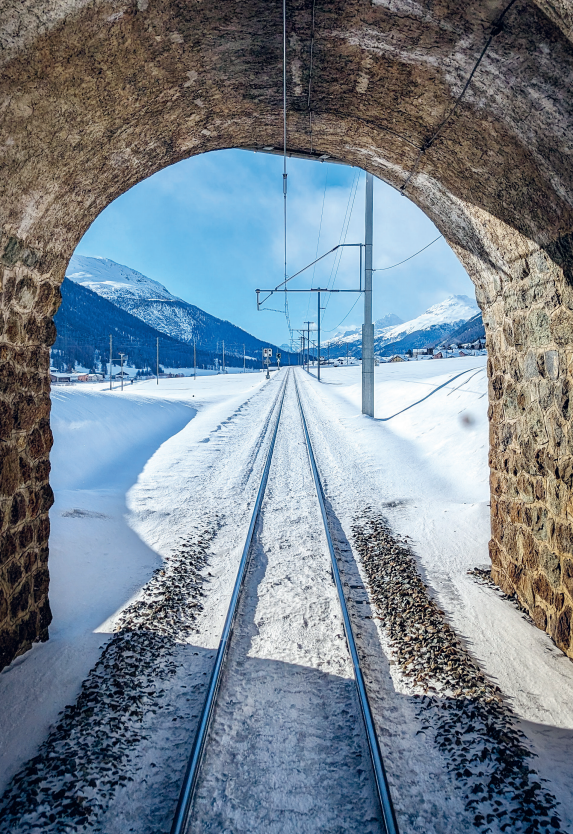 Blick aus dem Tunnel auf die weisse Winterlandschaft