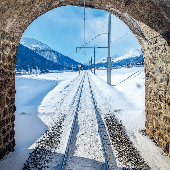 Blick aus dem Tunnel auf die weisse Winterlandschaft