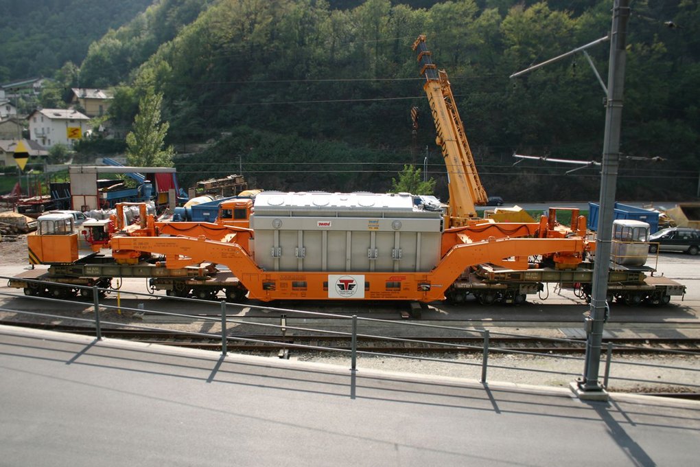 Der Spezialtransport eines Trafos auf einem Transportwagen der Rhätischen Bahn