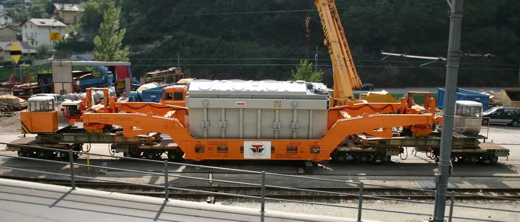 Der Spezialtransport eines Trafos auf einem Transportwagen der Rhätischen Bahn