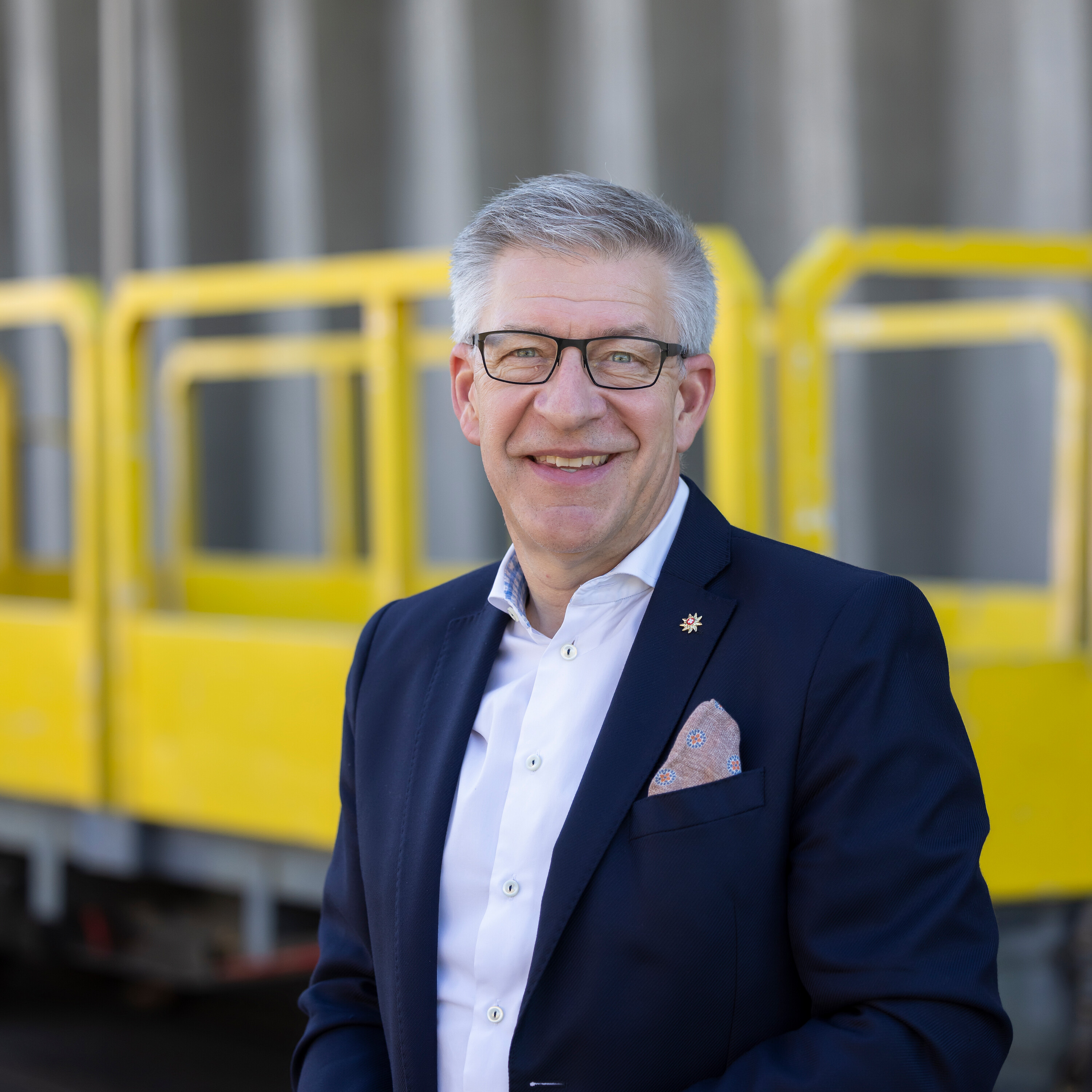 Martin Bütikofer - Verwaltungsrat vor gelbem Güterwagen