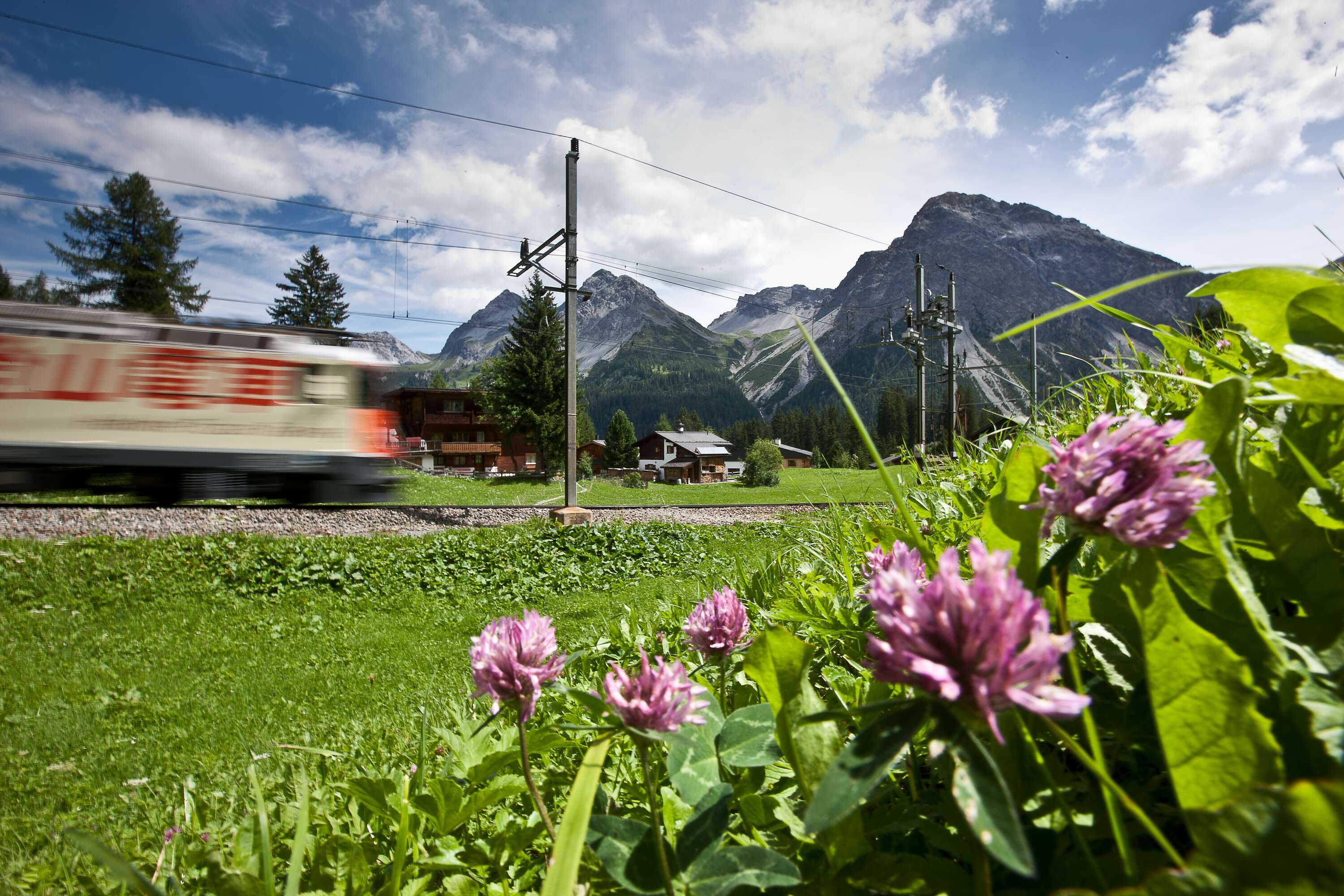 Regionalzug mit Hakone-Lokomotive bei Arosa