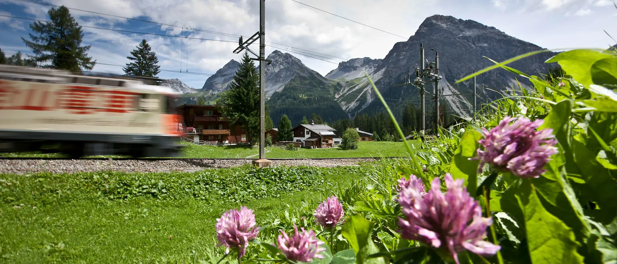 Regionalzug mit Hakone-Lokomotive bei Arosa