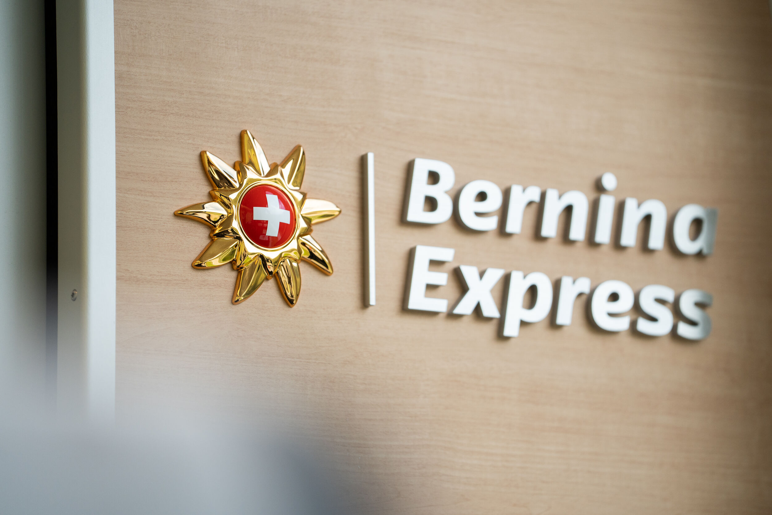 Der Bernina Express Schriftzug verschönert die Innenwand im Panoramawagen.