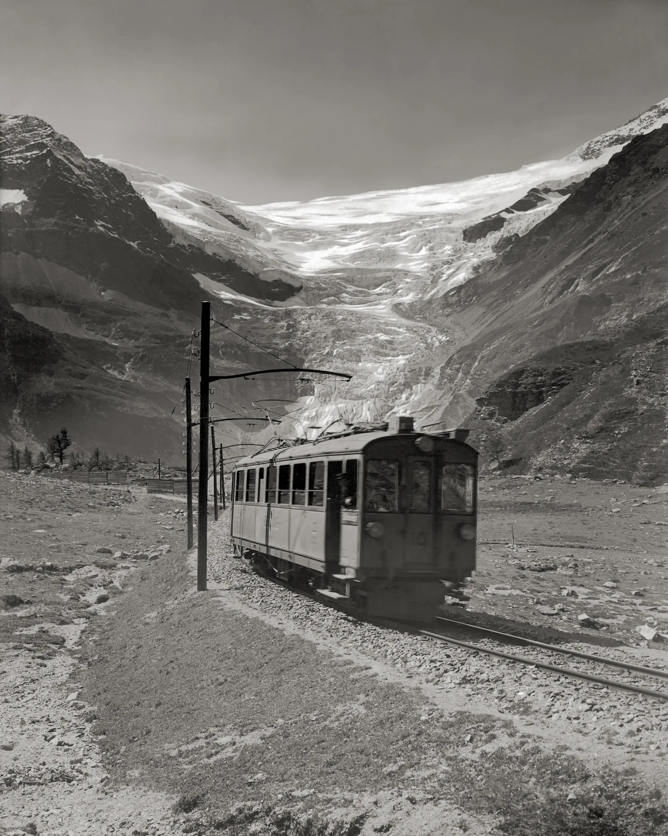 Ein historischer Zug fährt im Sommer vor dem Palü-Gletscher