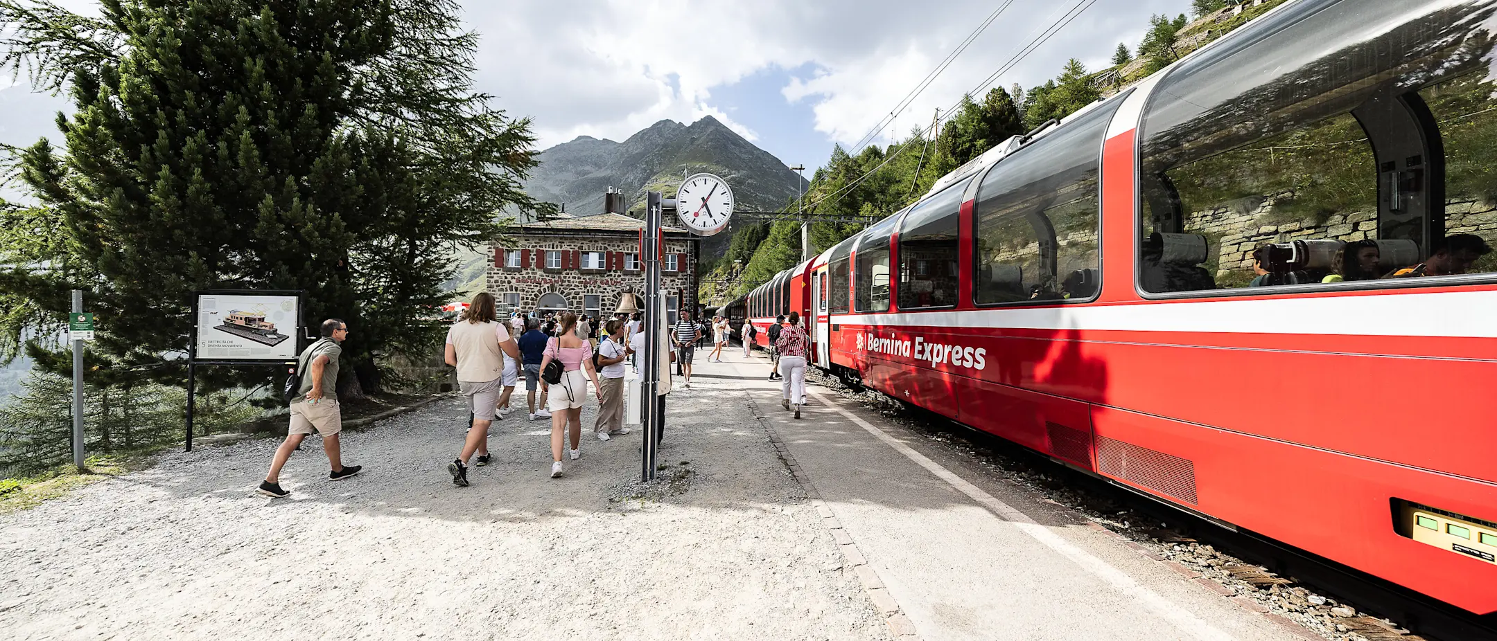 Passeggeri del Bernina Express alla stazione di Alp Grüm