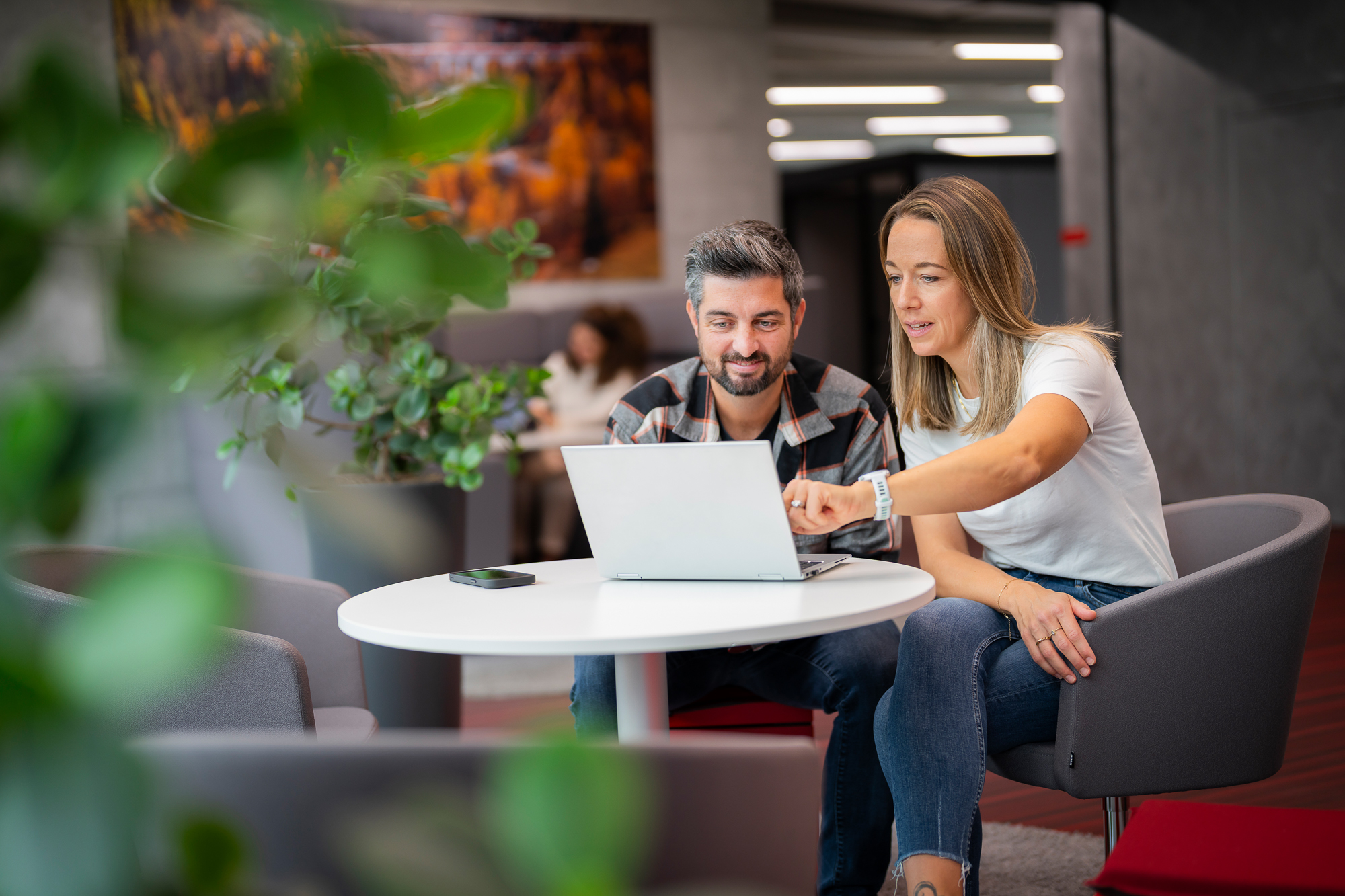 Zwei Mitarbeitende der RhB bei einer Besprechung