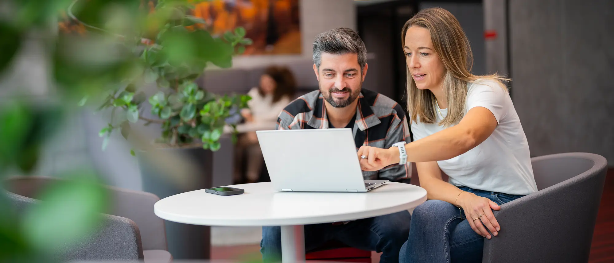 Zwei Mitarbeitende der RhB bei einer Besprechung