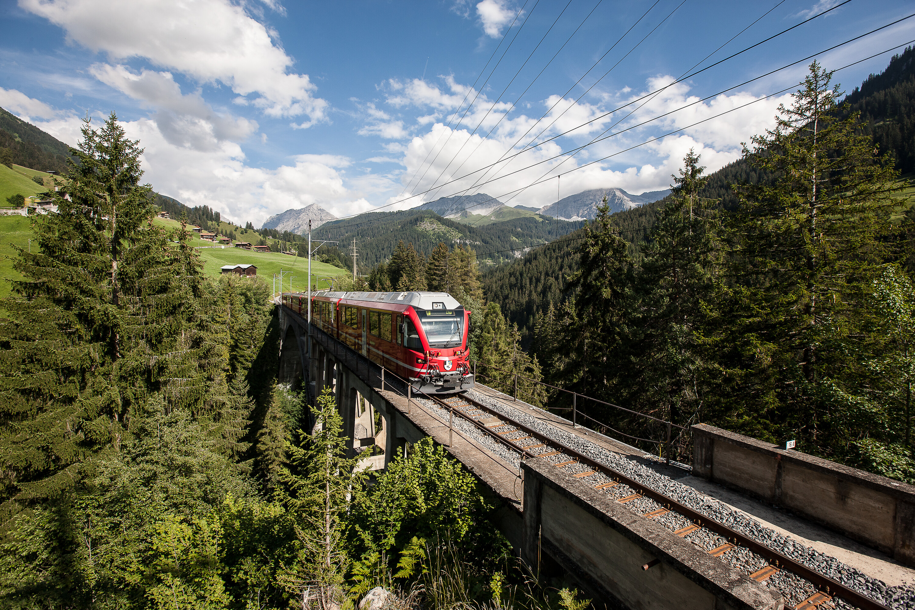 Regionalzug auf dem Gründjitobelviadukt