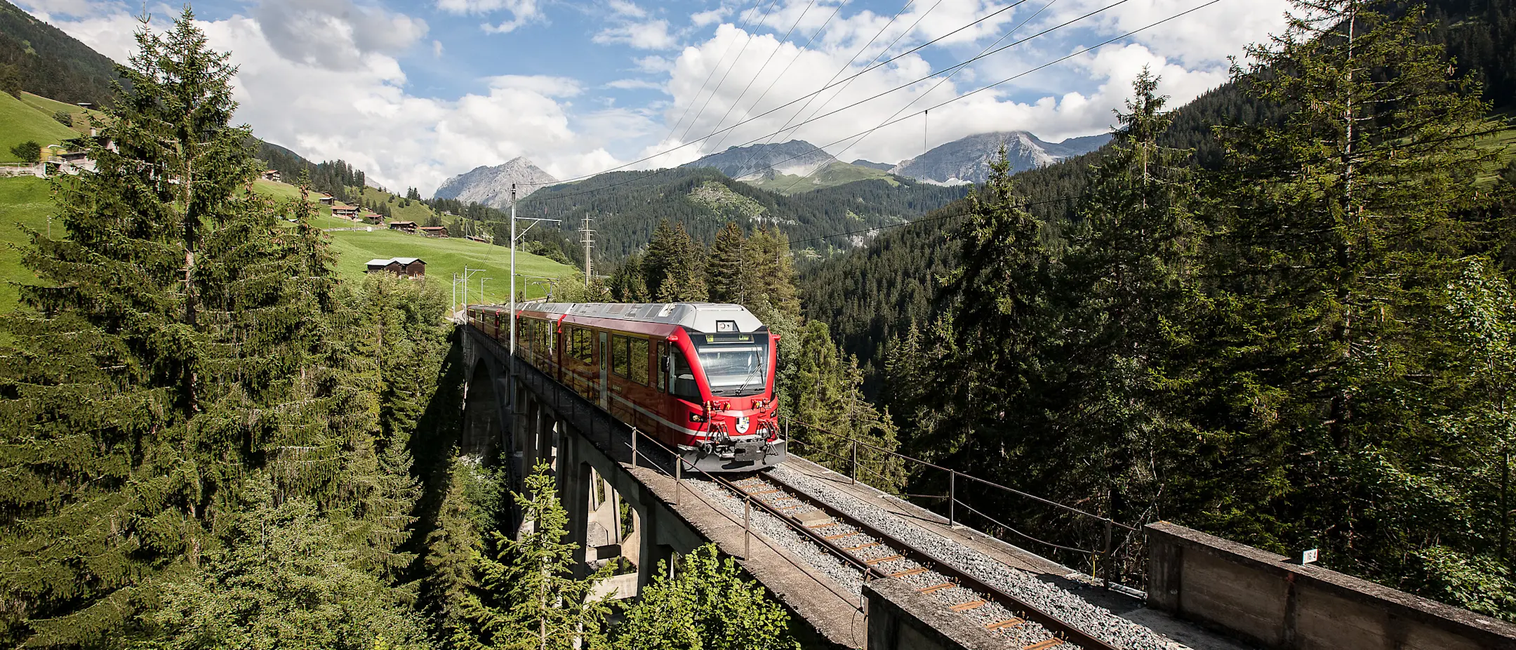 Regionalzug auf dem Gründjitobelviadukt
