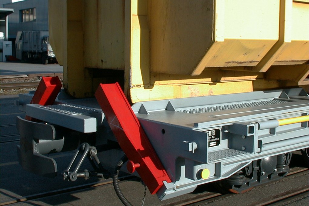 Güterwagen der Rhätischen Bahn, Nahaufnahme Frontanschlag und ACTS-Abrollschiene