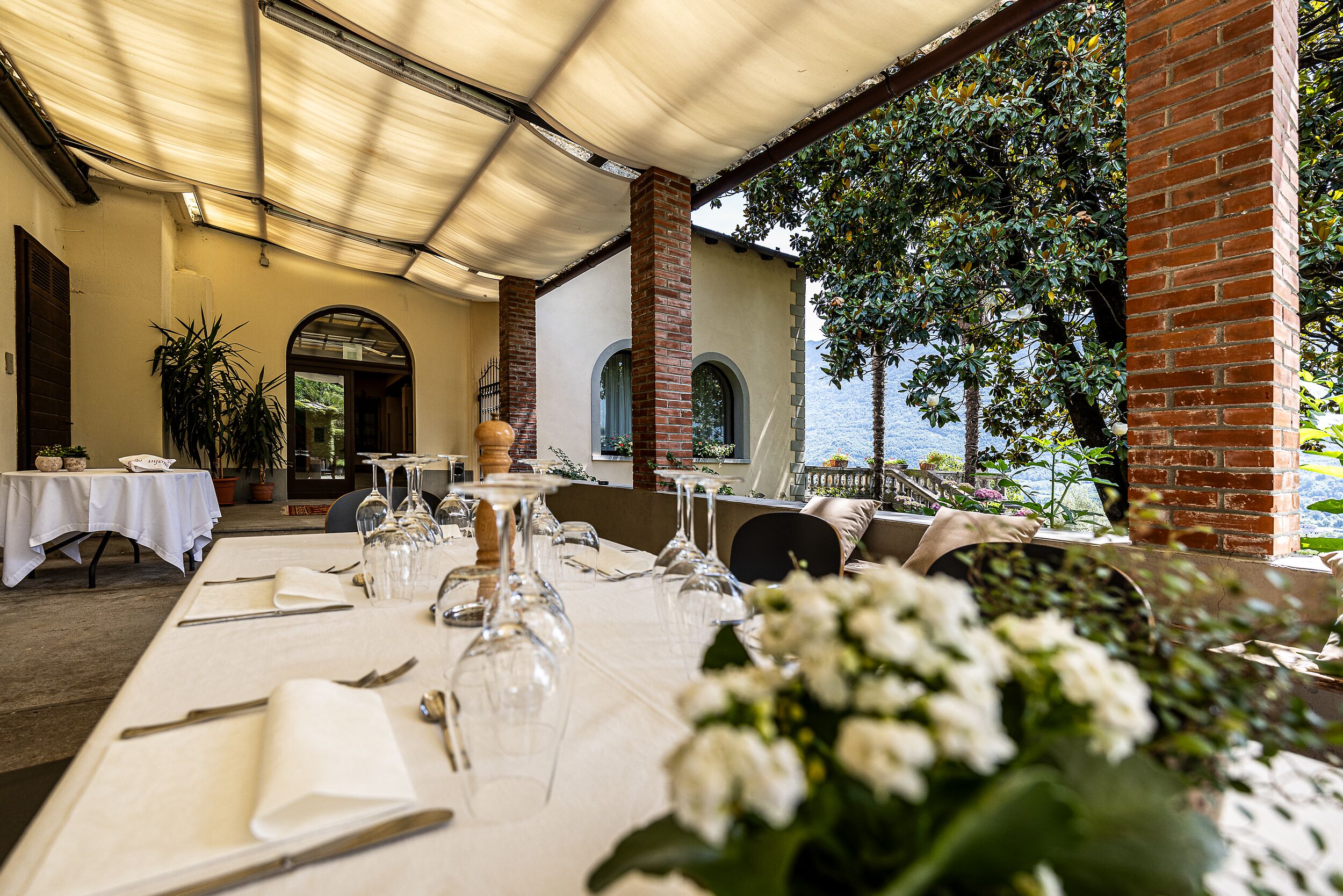 Auf der Terrasse vom Weingut La Gatta ist der Tisch für die Gäste der Bernina Express Pullman Class gedeckt. 