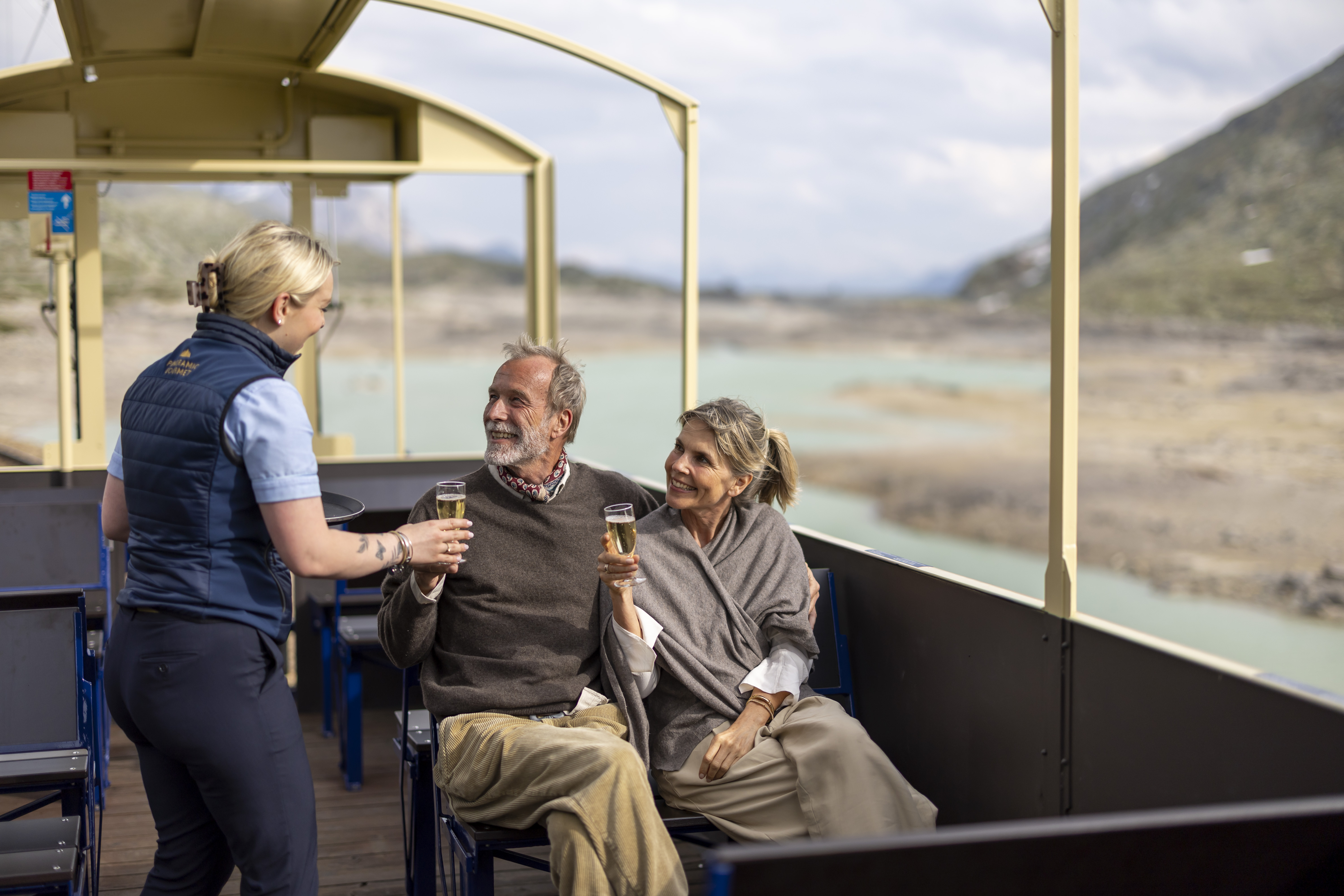 Auf der Rückreise ist ein offener Aussichtswagen exklusiv für Reisende der Pullman Class verfügbar. 