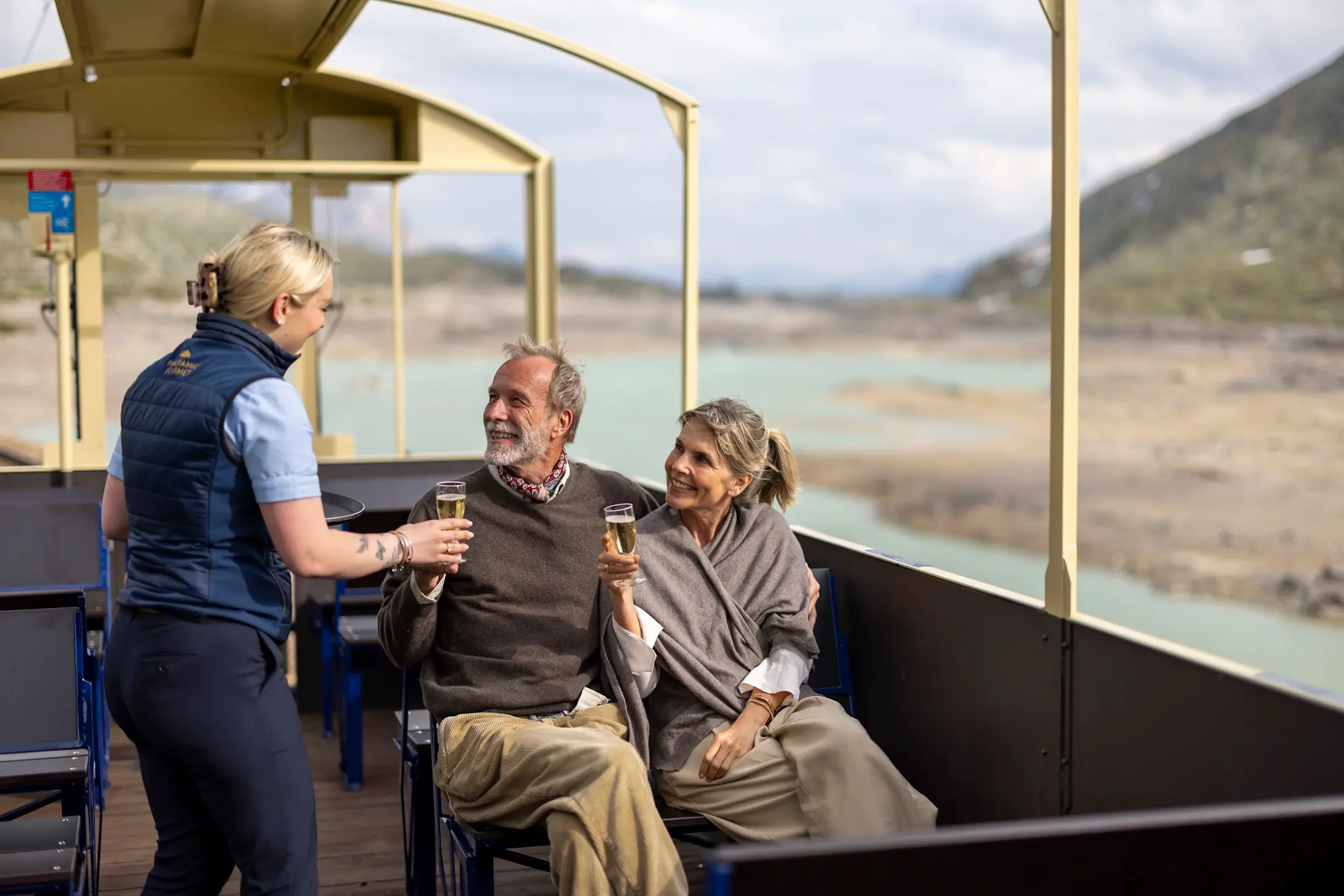 Auf der Rückreise ist ein offener Aussichtswagen exklusiv für Reisende der Pullman Class verfügbar.